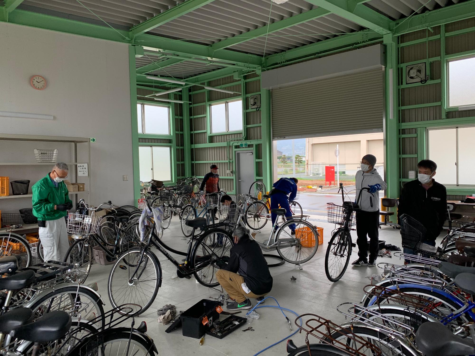 自転車を整備している様子