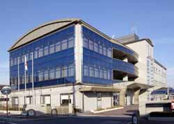 白と青を基調とした、大きな建物の写真