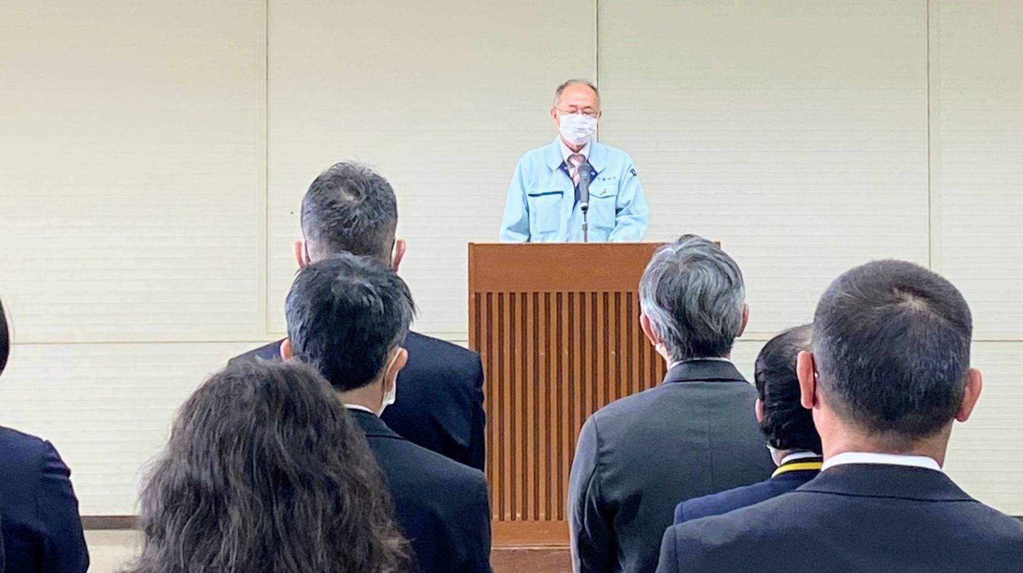 訓示を述べている様子