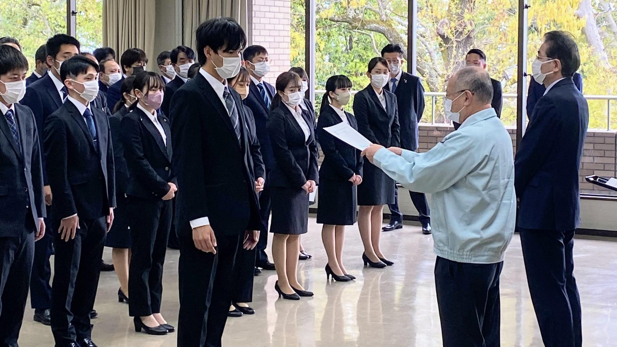 辞令を交付している様子