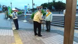 交通安全駅前啓発に参加する様子