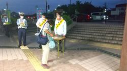交通安全駅前啓発に参加する様子