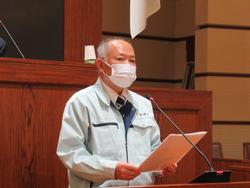 議場で市議会開会の挨拶をする市長の写真