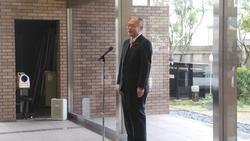 新規採用職員に訓示を述べる市長の写真