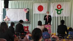 保育所長として當麻保育所で入所のお祝いの挨拶をされる市長の写真