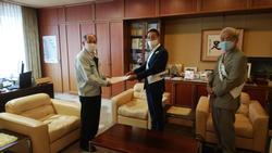 市長室で奈良保護観察所長からメッセージを受け取る市長の写真