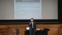 ワークショップ開催前に中央公民館小ホールで市長が挨拶している写真