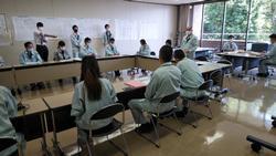 災害(風水害)時の職員図上訓練で講評する市長