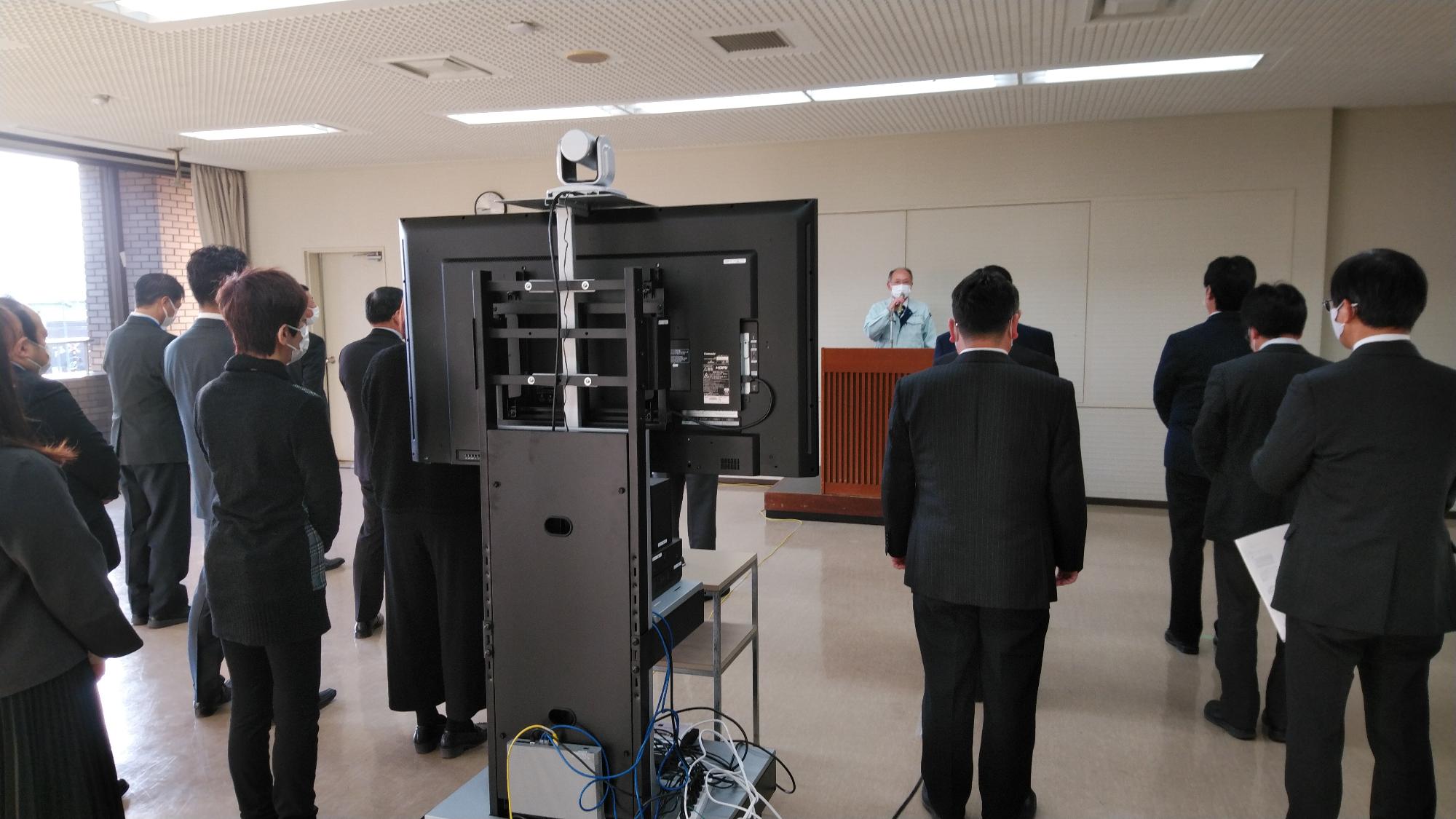 仕事始め式で職員に訓示する市長