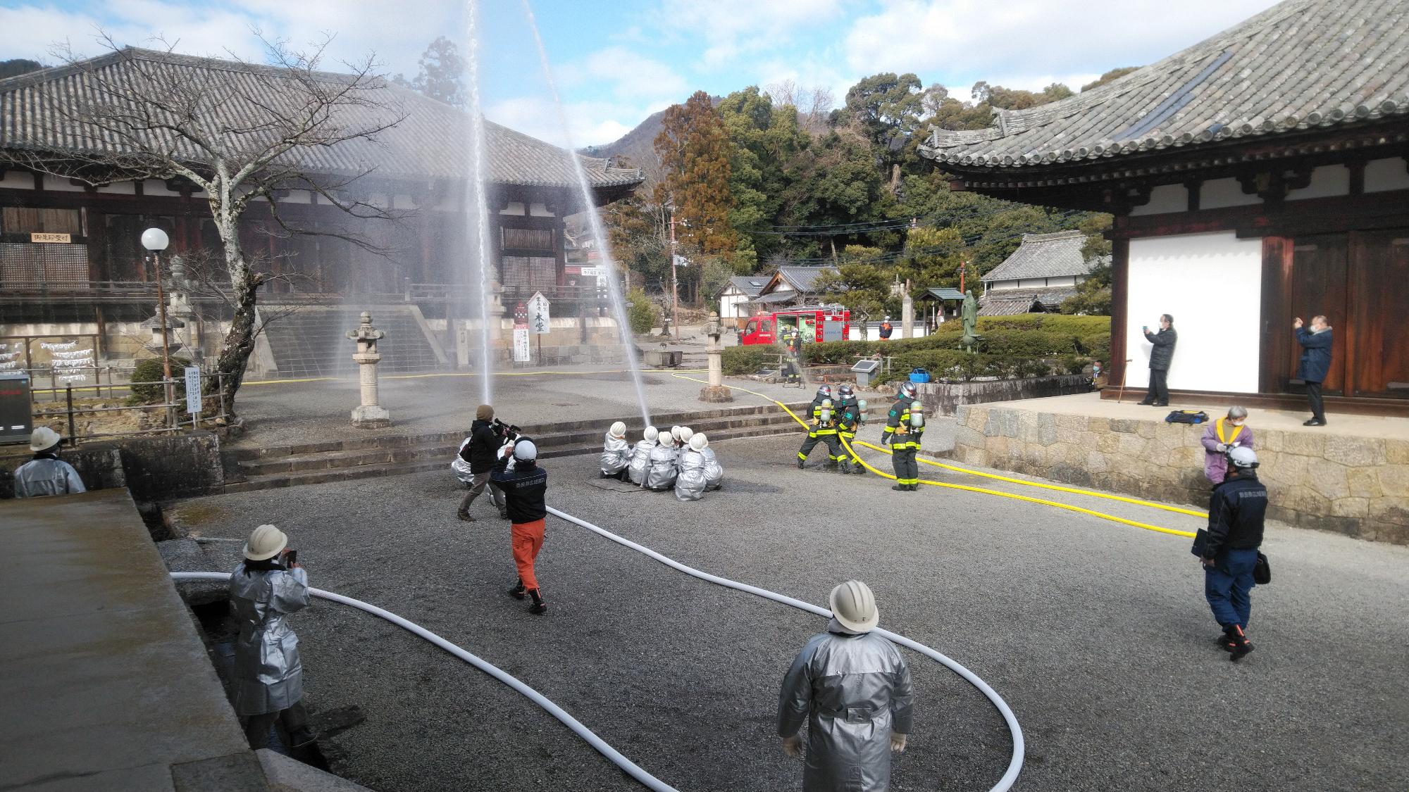 當麻寺本堂に放水している写真