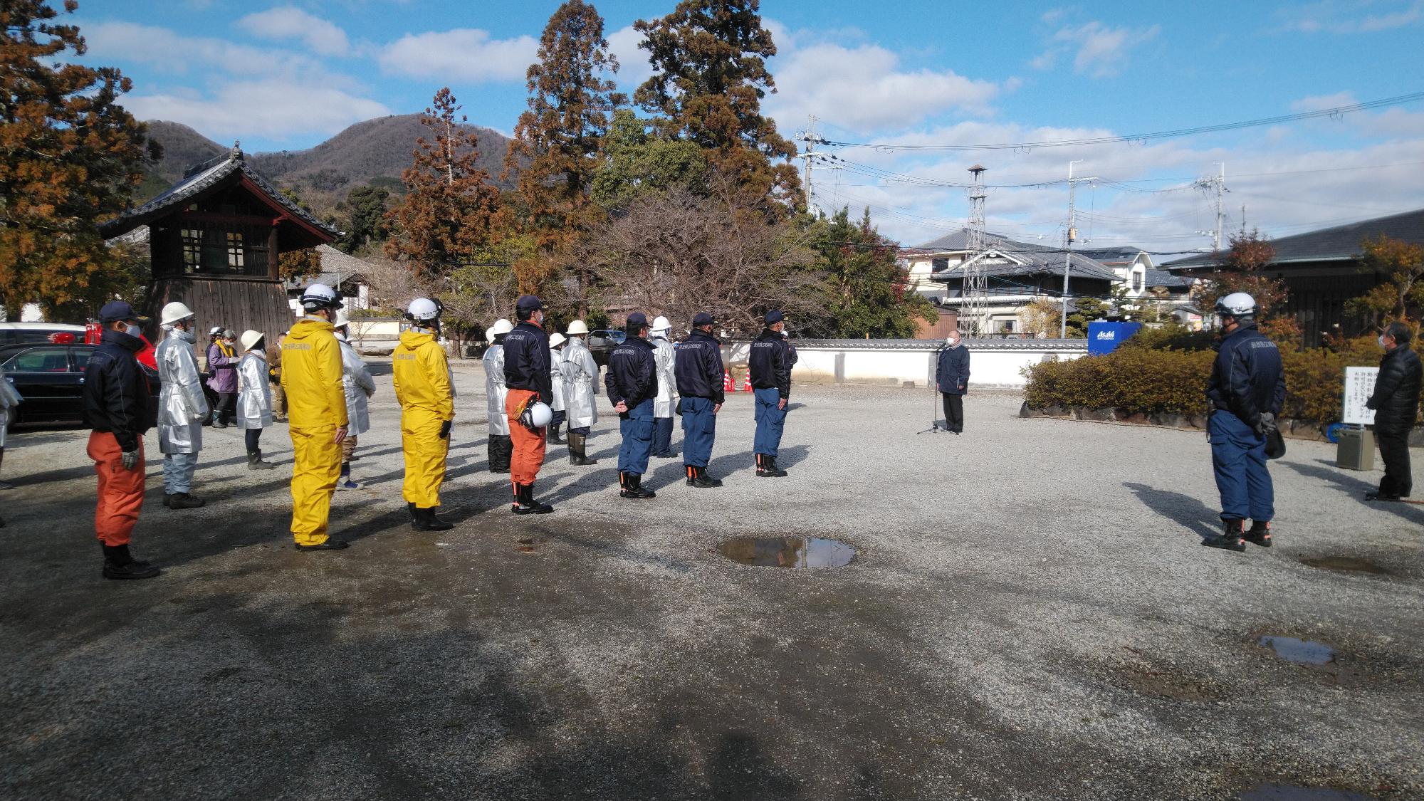 消火器訓練後に挨拶する市長の写真