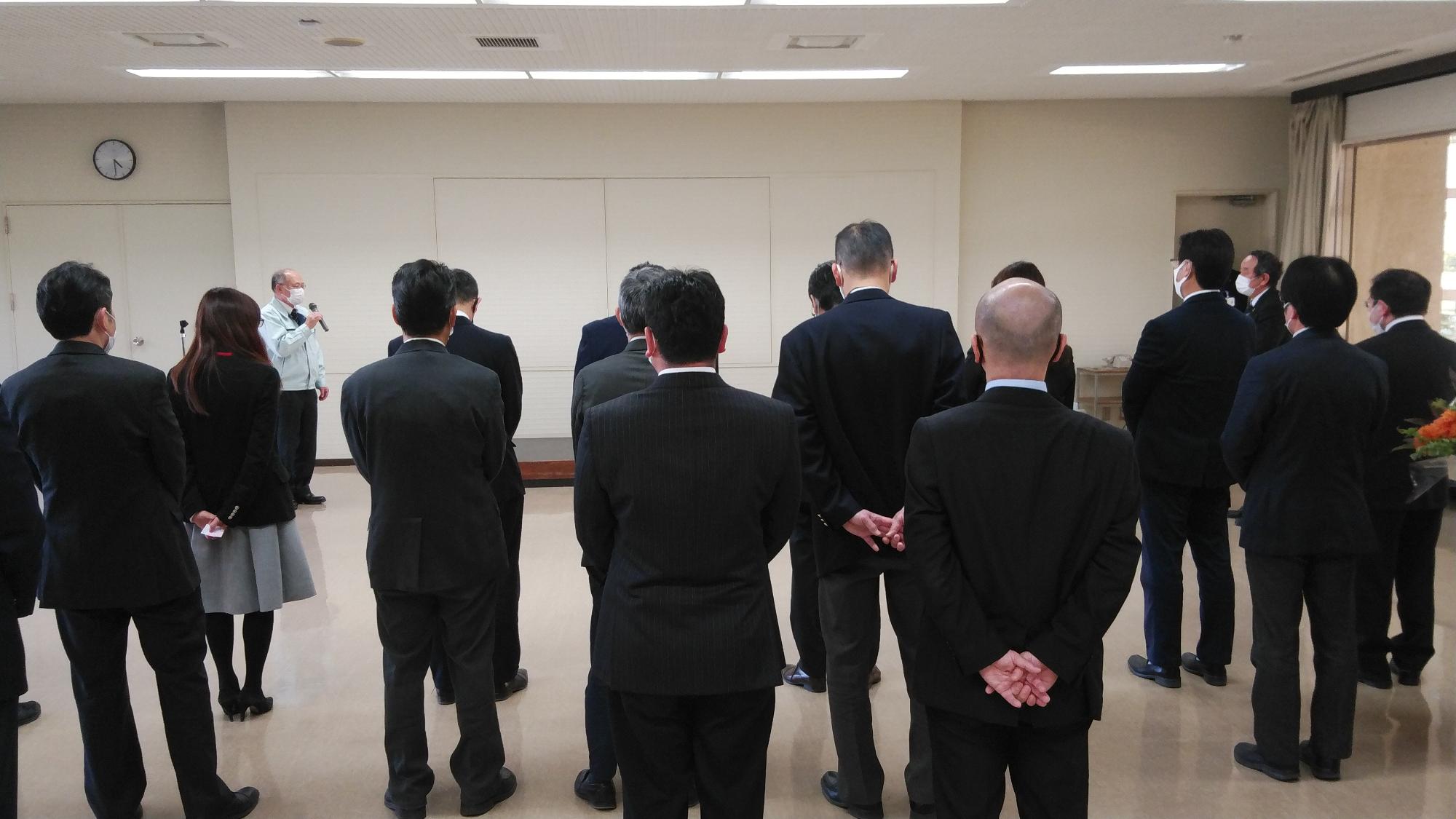退任される教育長に挨拶する市長