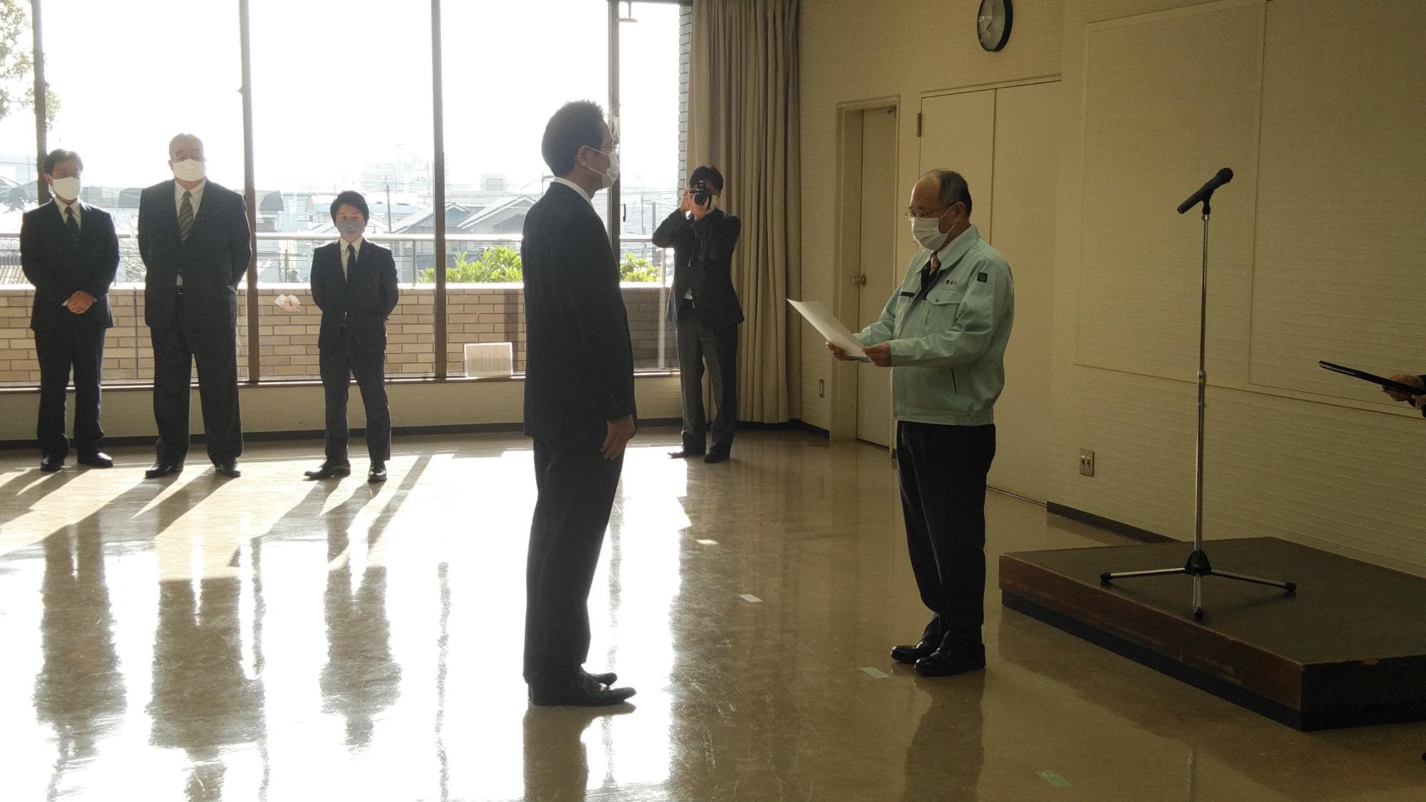 教育長に辞令を交付している様子