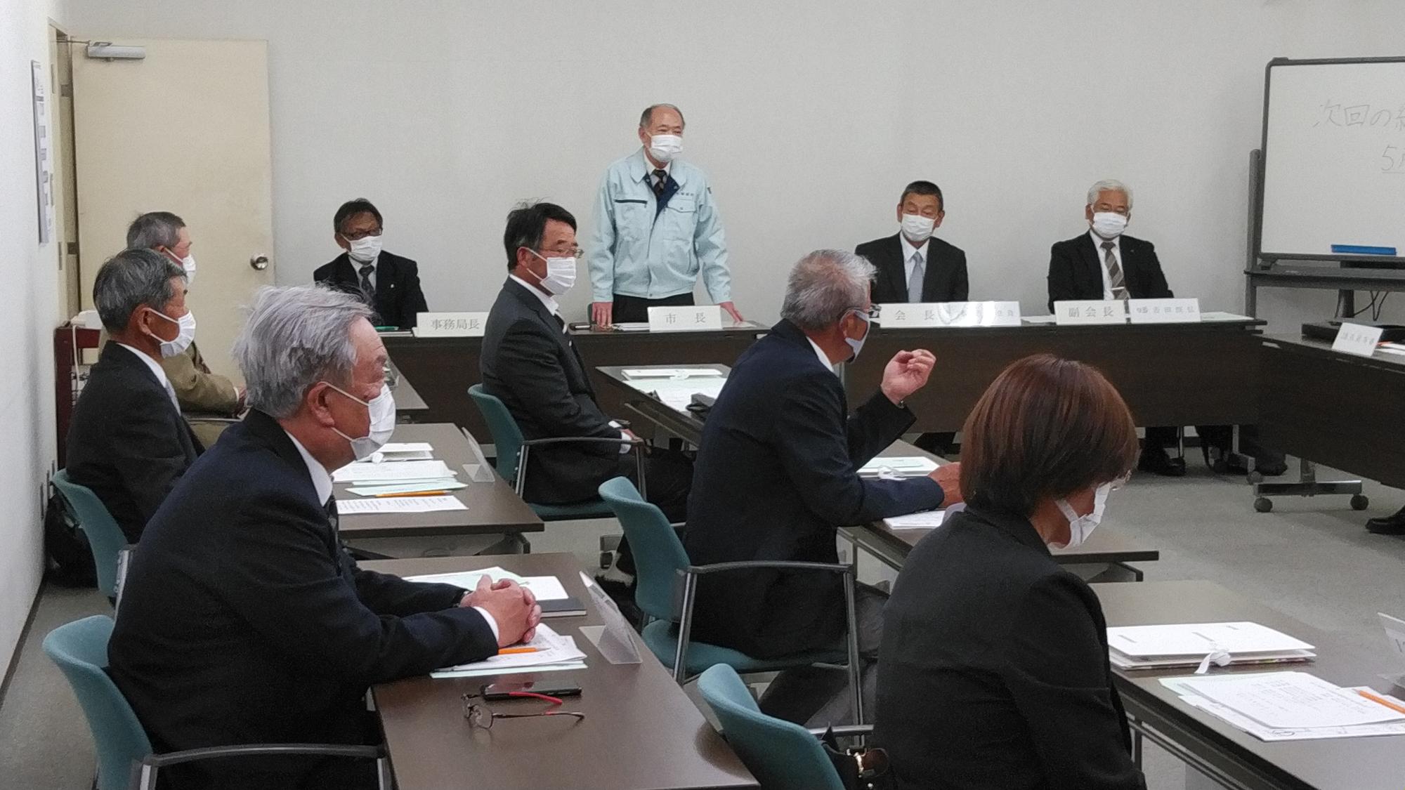 農業委員会総会で挨拶する市長