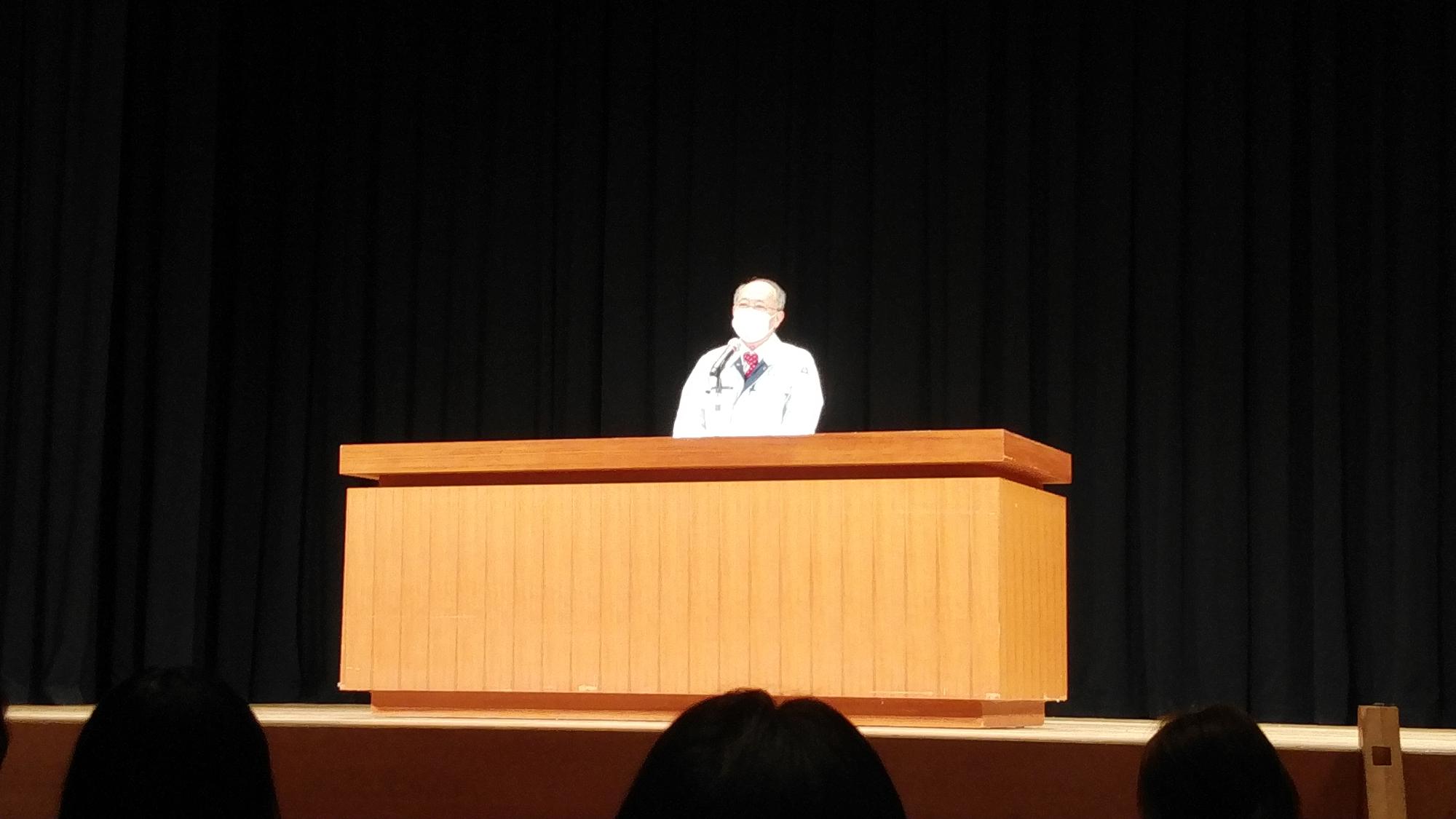 當麻文化会館ホール檀上で開催の挨拶をする市長