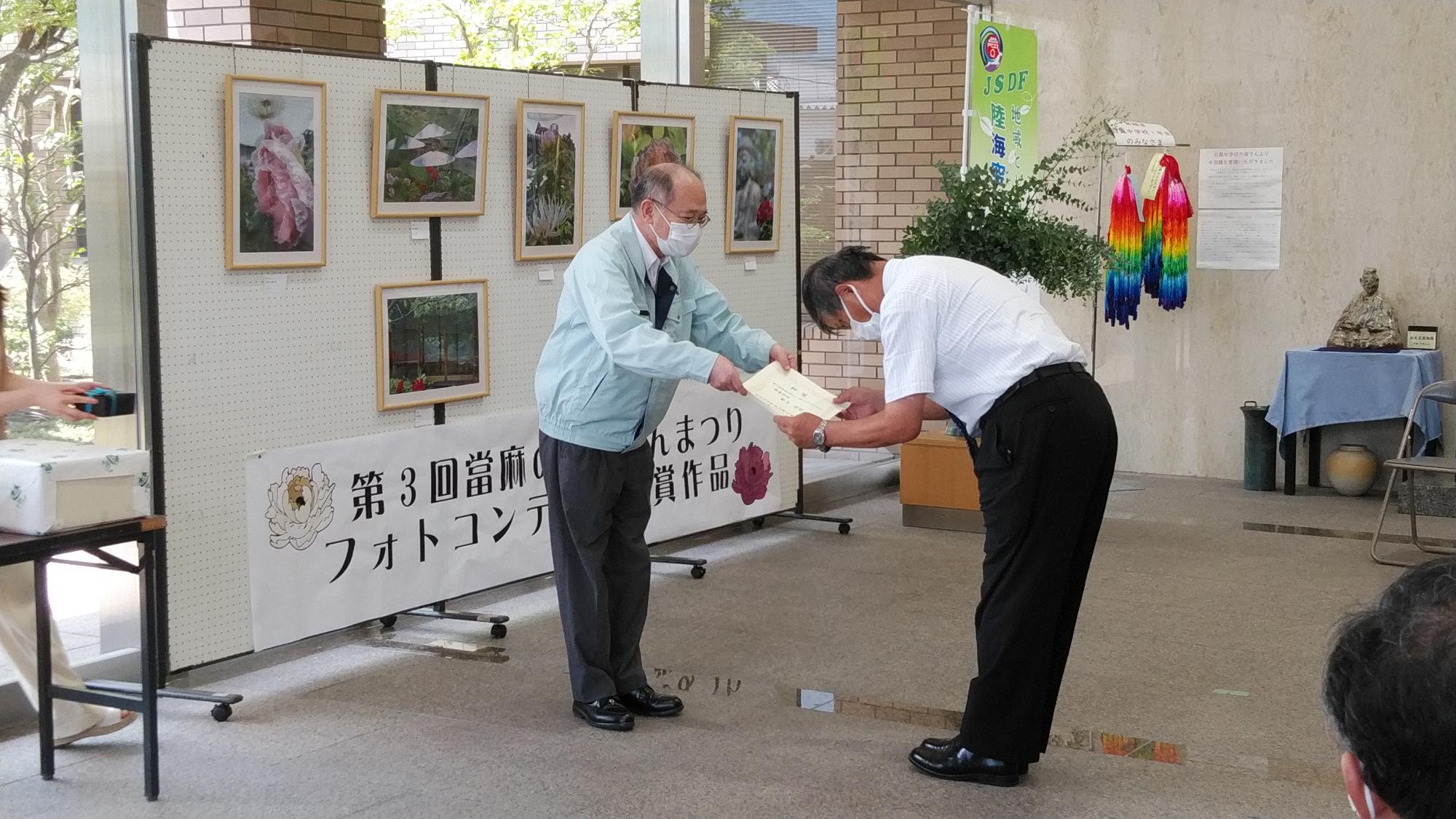 市長が受賞者に賞状を渡している様子