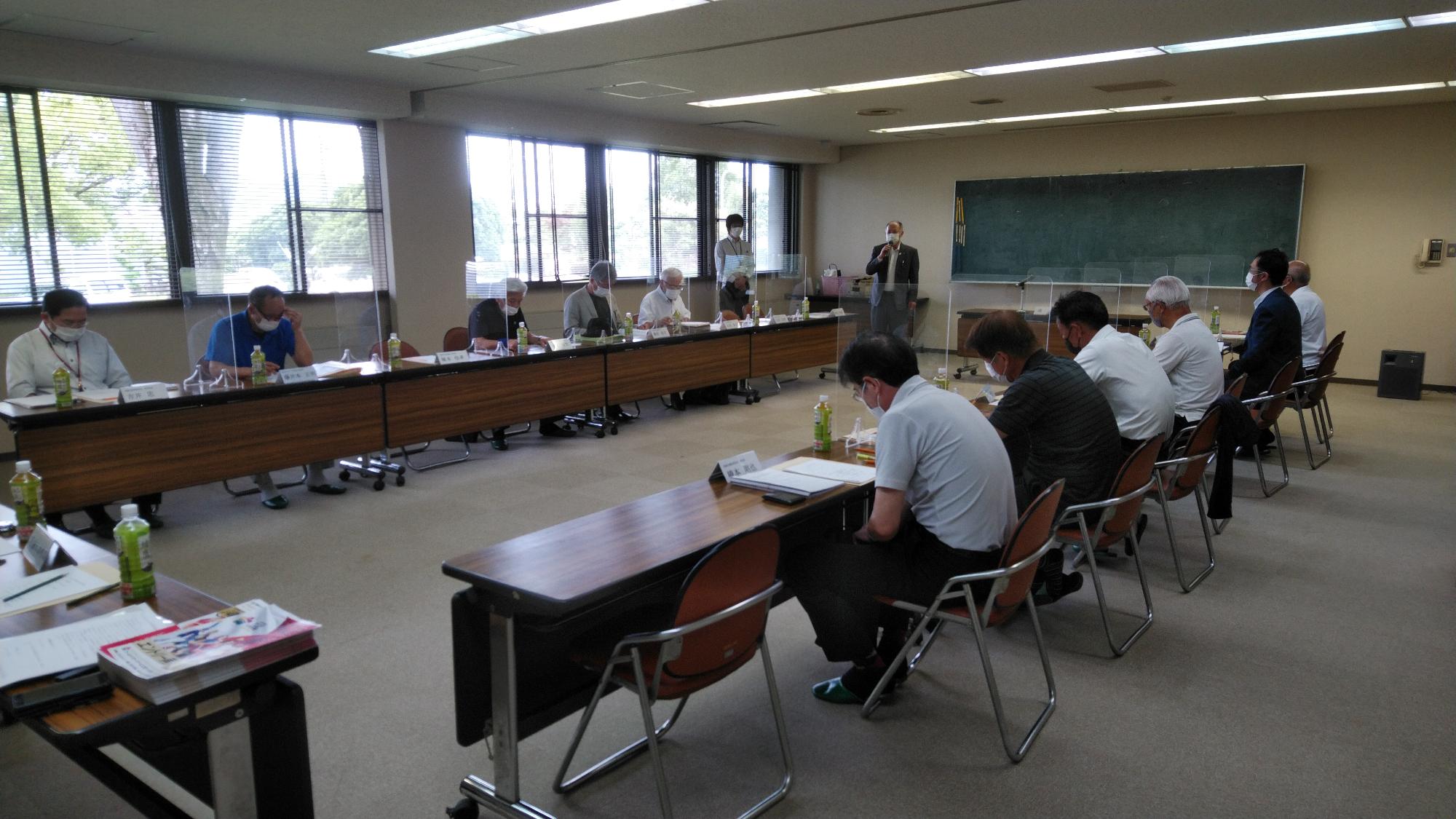 綱引実行委員会総会で挨拶する市長