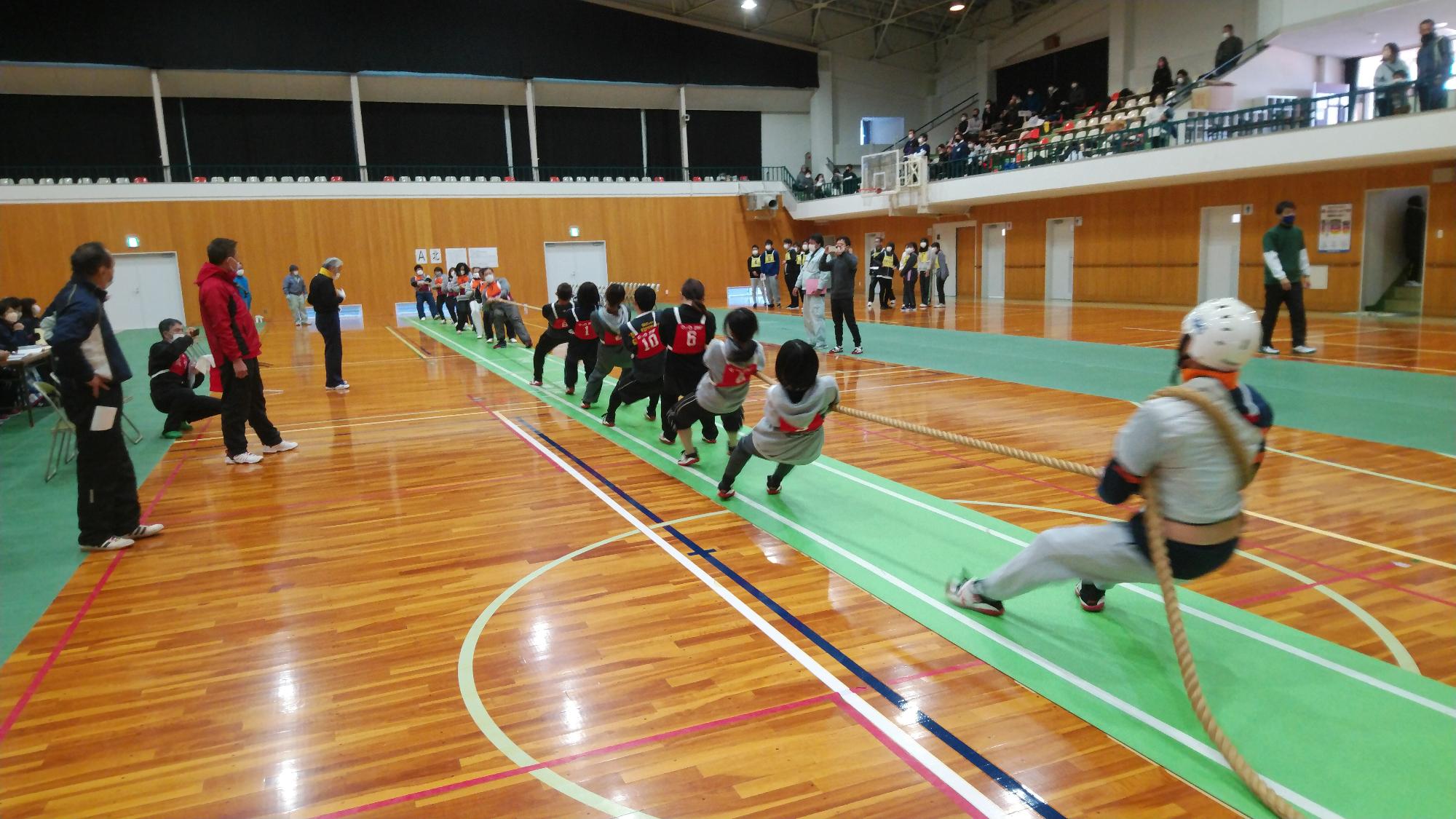 葛城市民体育館で開催された綱引大会の様子