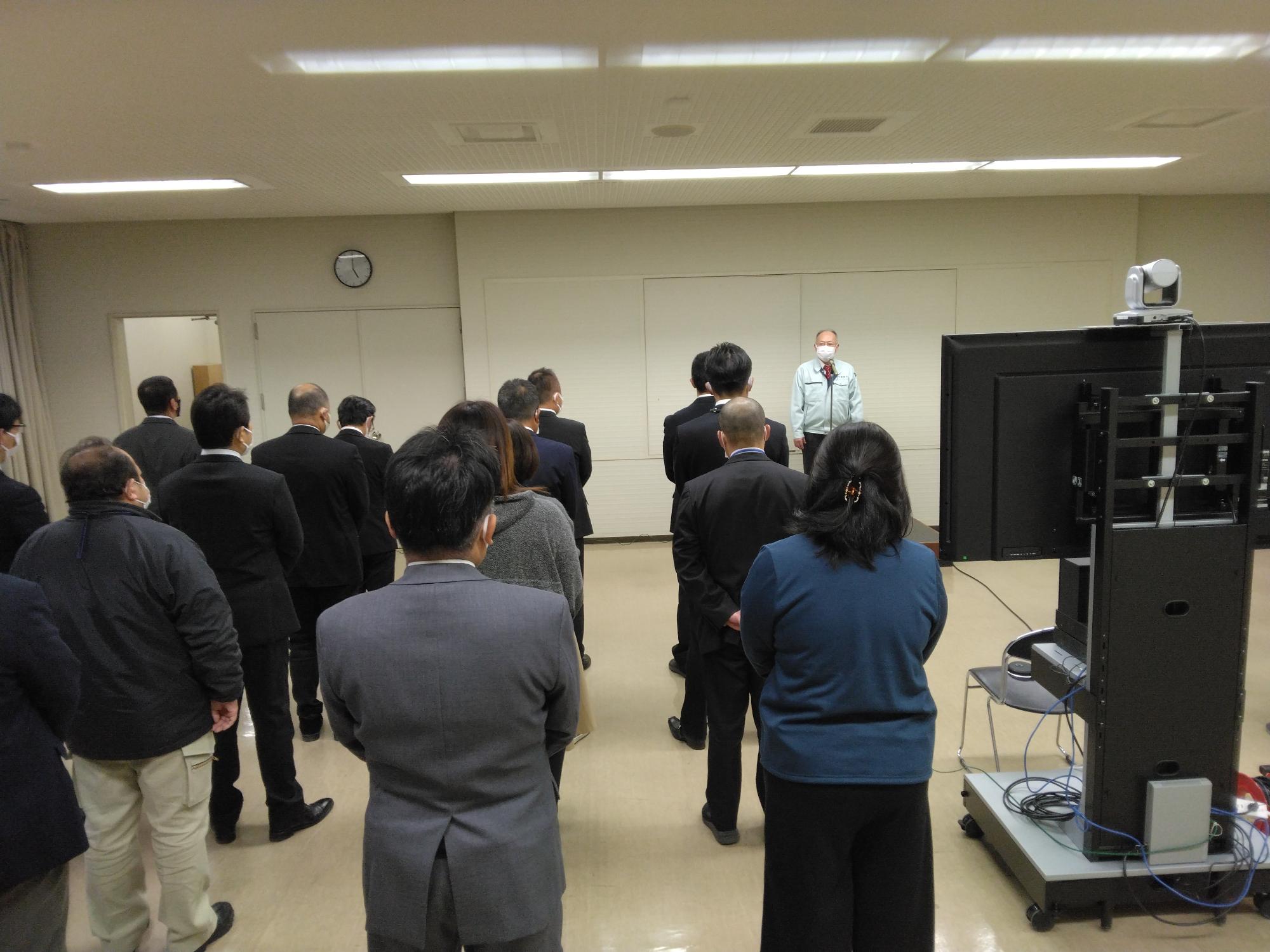 仕事納め式で訓示する市長