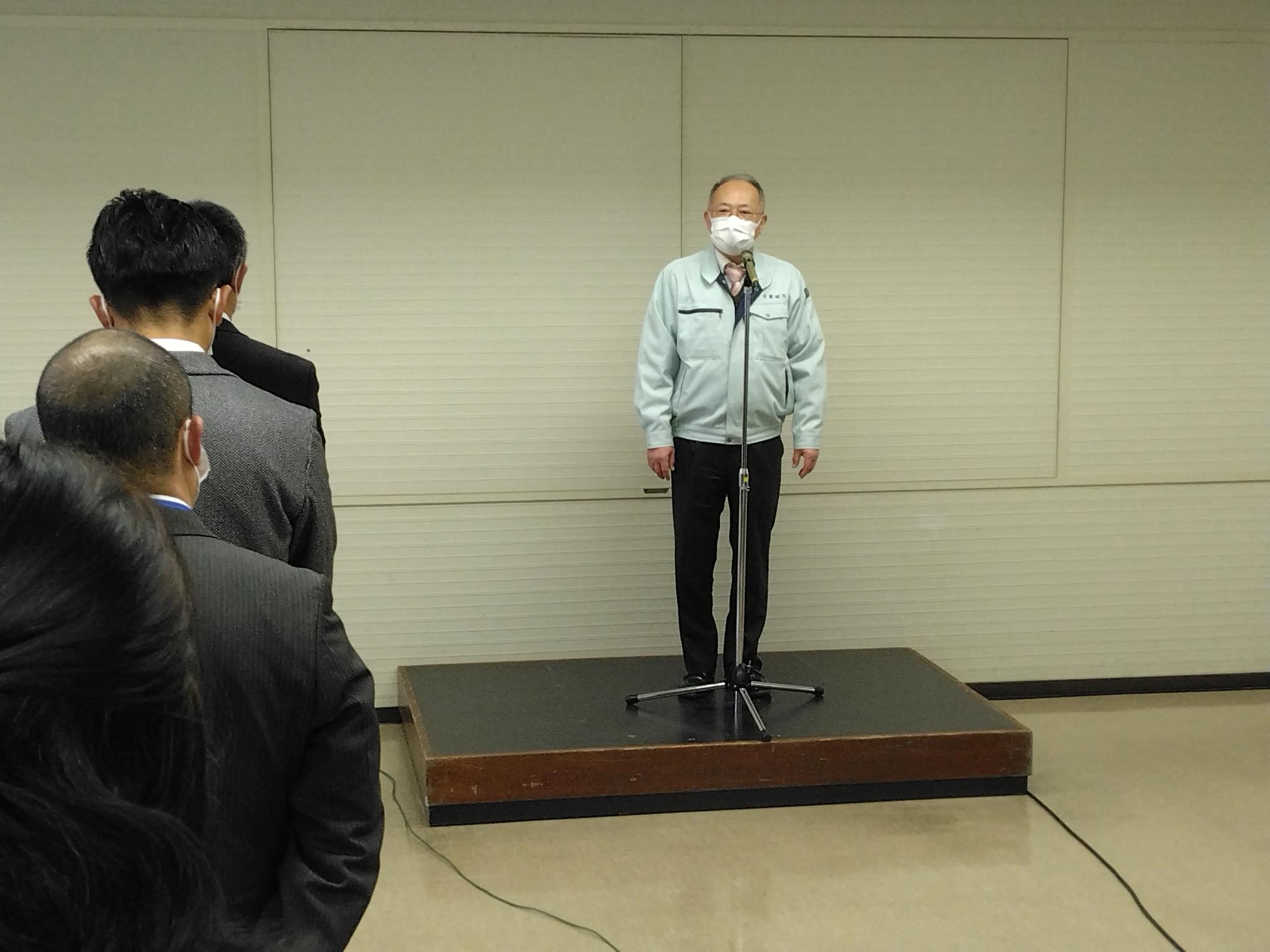 仕事納め式で訓示する市長