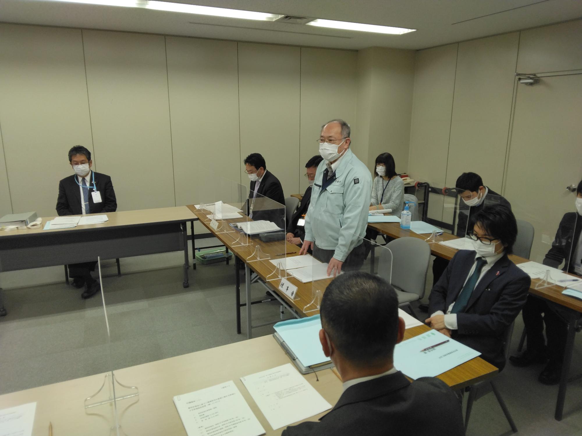 都市計画審議会で挨拶をする市長