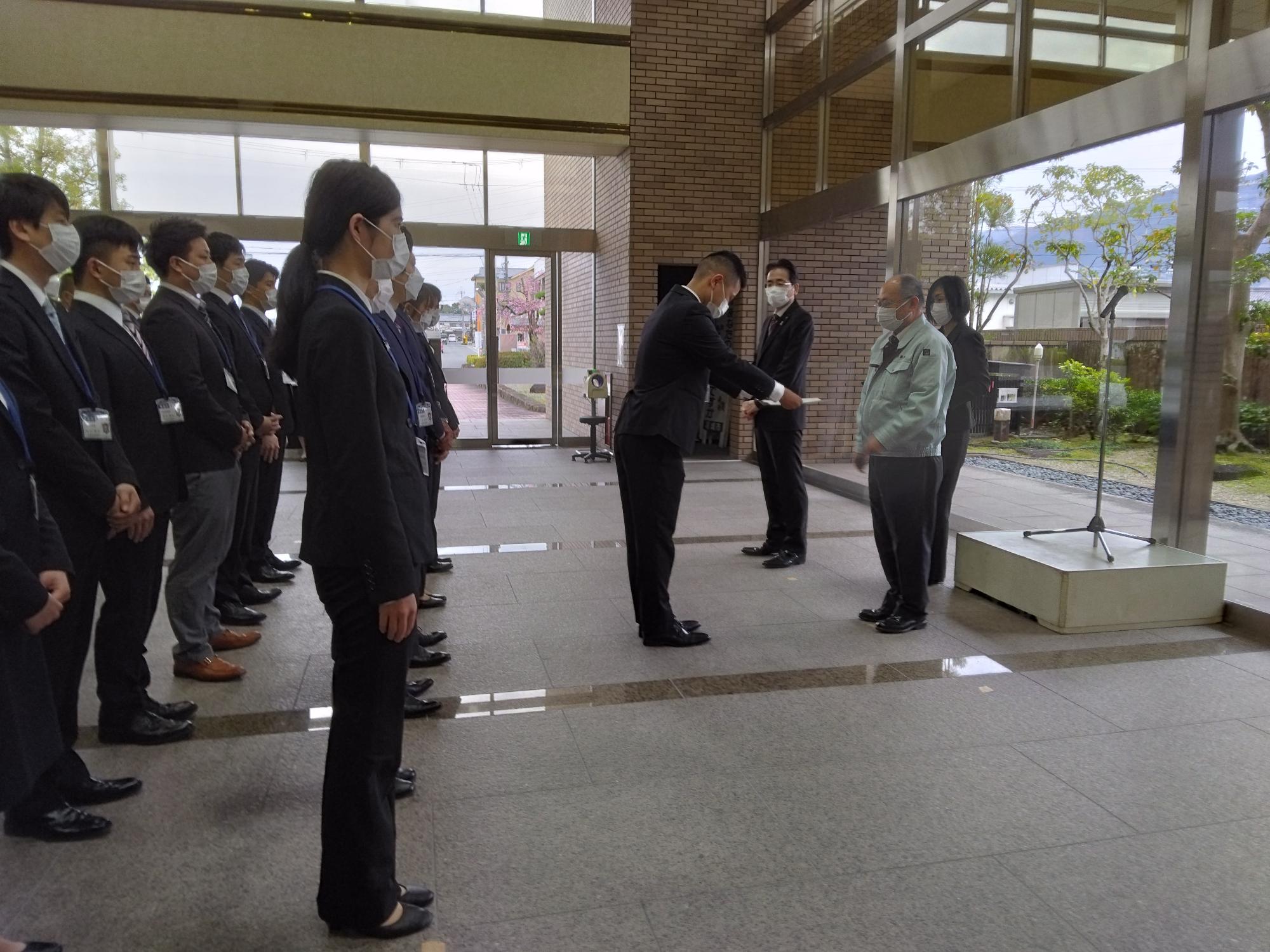 辞令を交付している様子