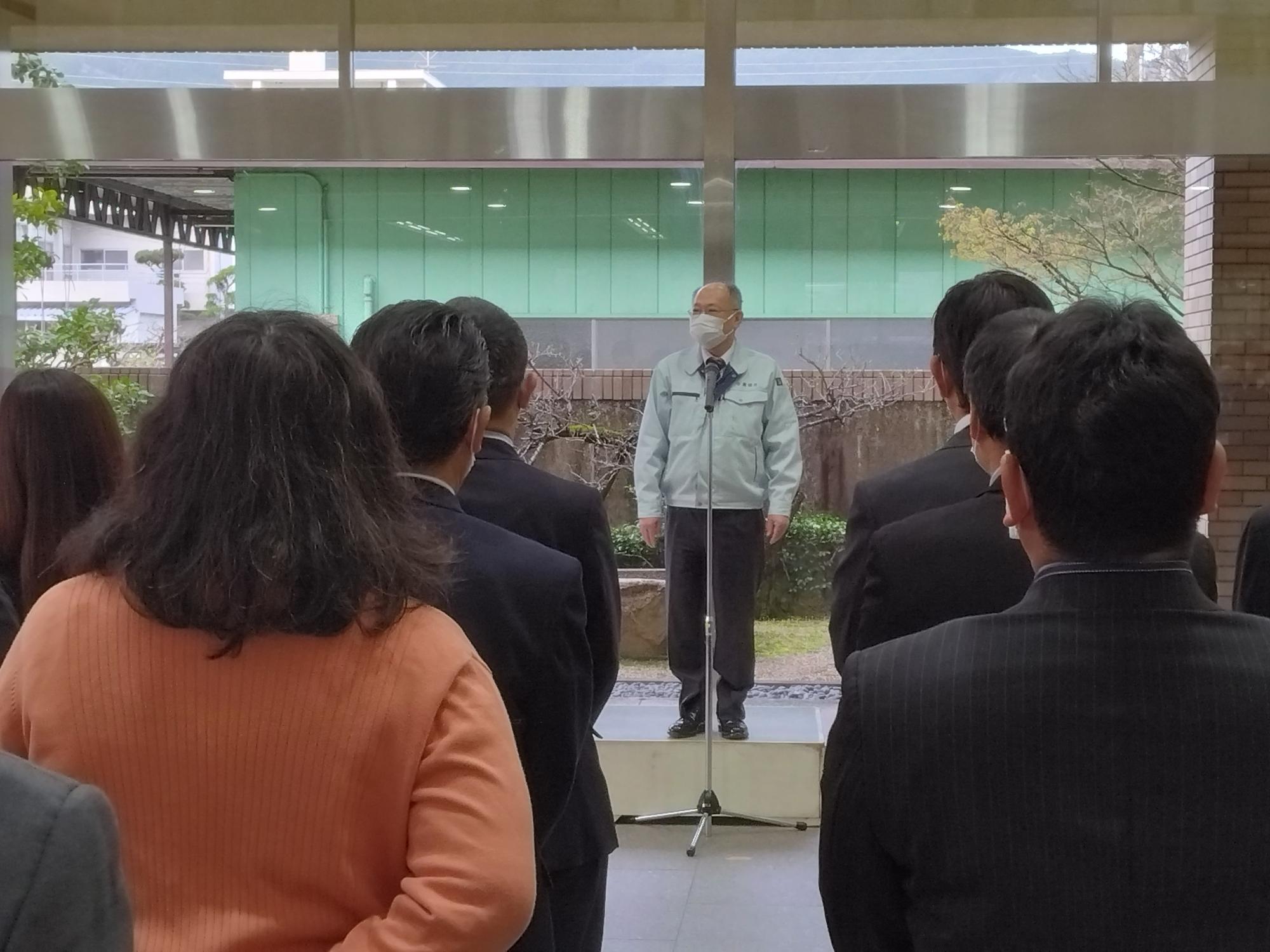 訓示を述べている様子