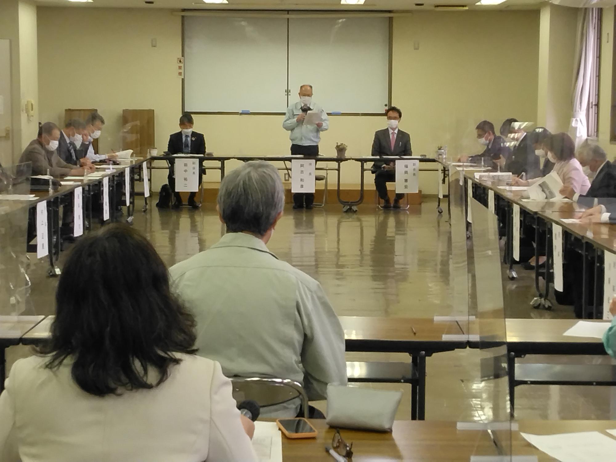 二上山美化促進協議会総会で挨拶をする市長
