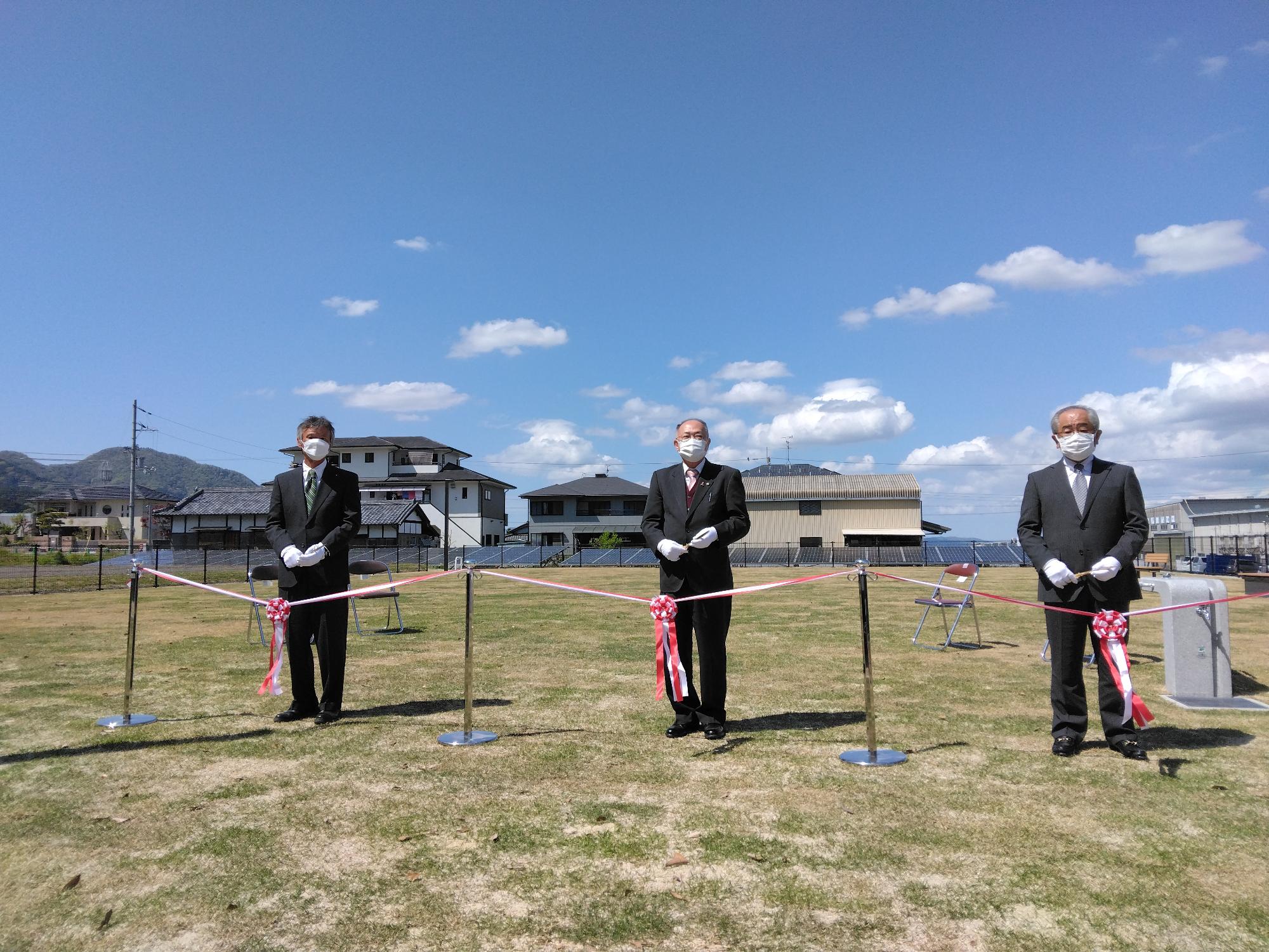 太田東公園引継式でテープカットをしている様子