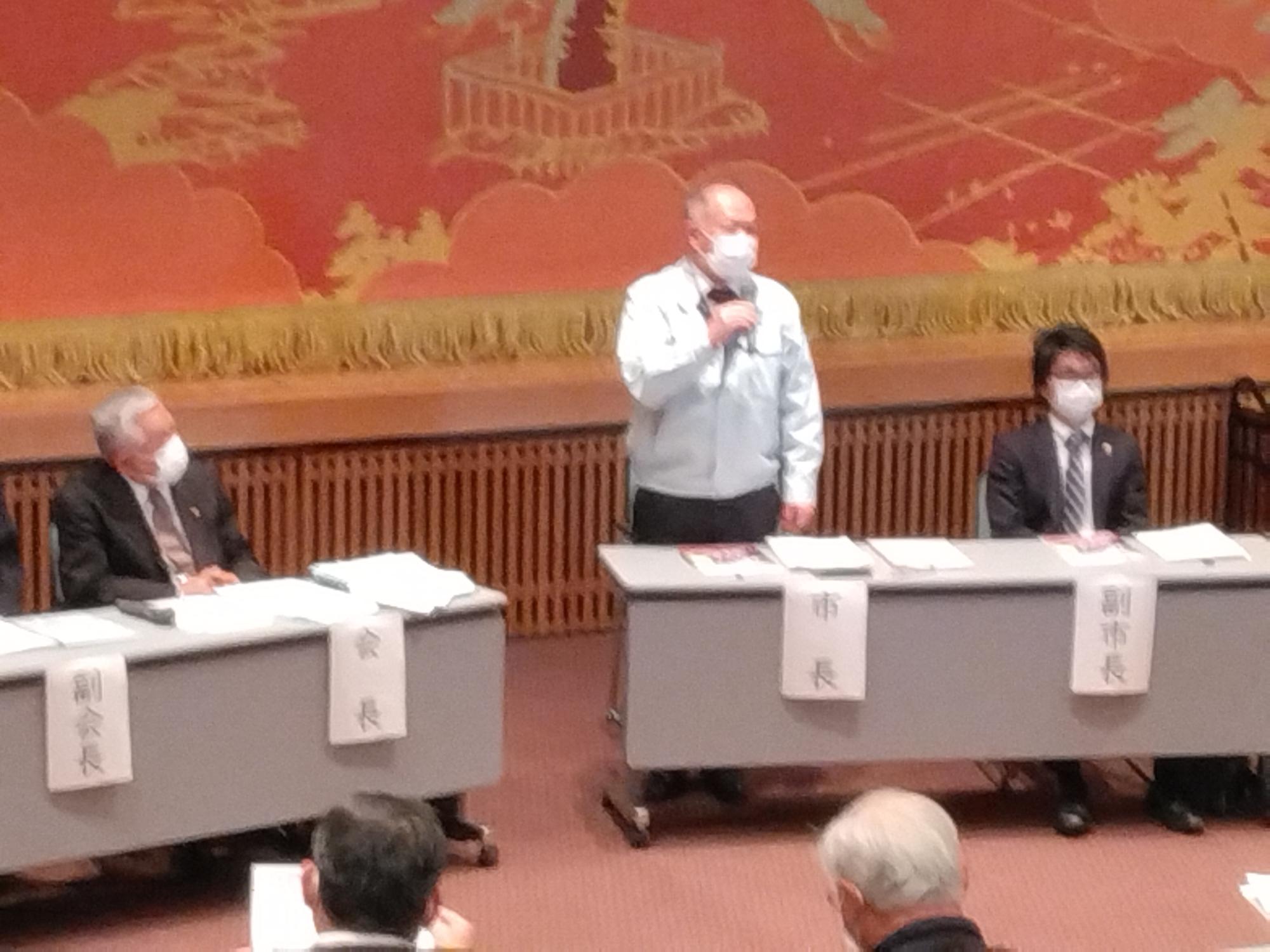 区長会で挨拶している様子