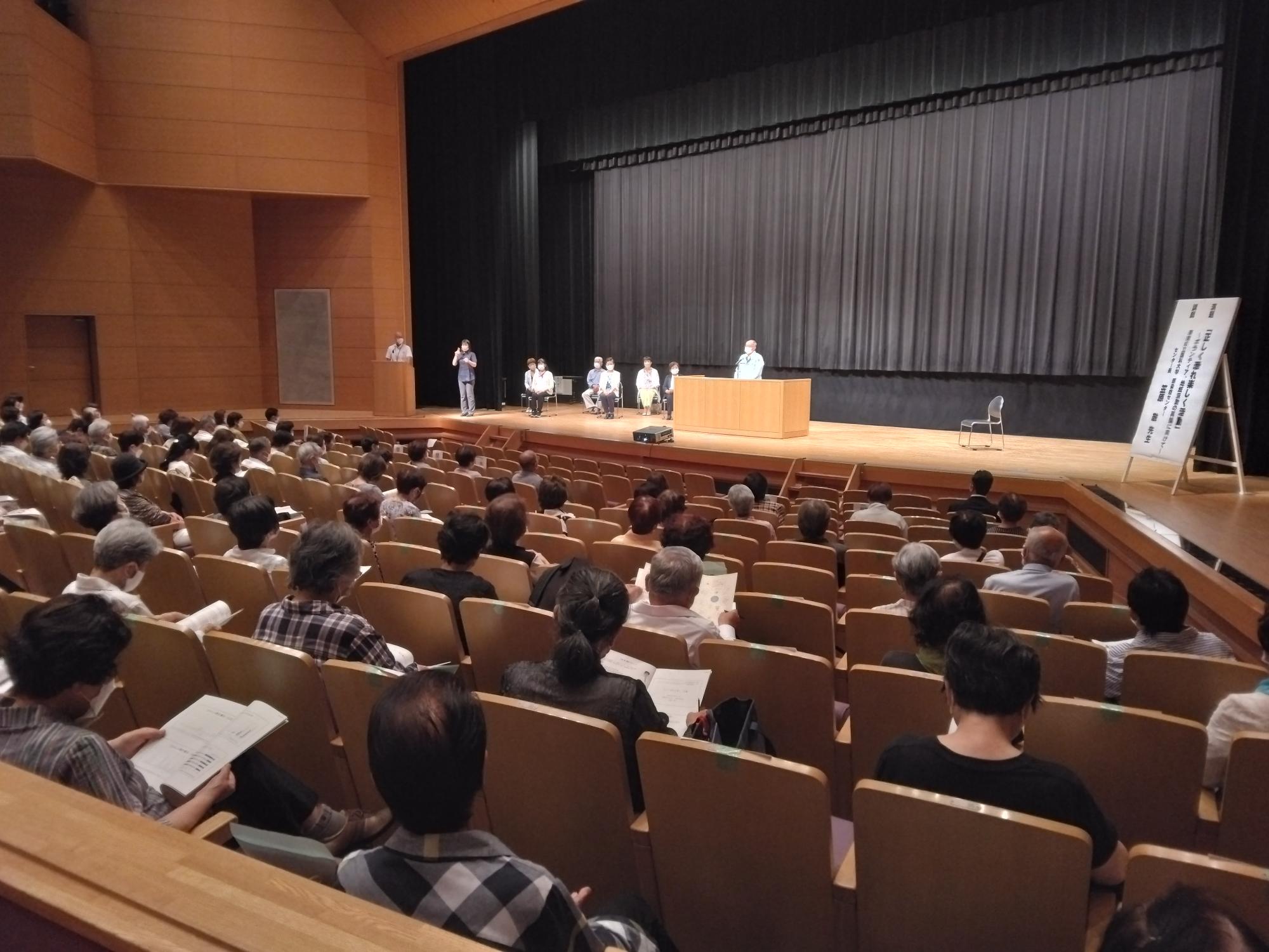 マルベリーホールで開催されたボランティア連絡協議会セミナーで開催する市長