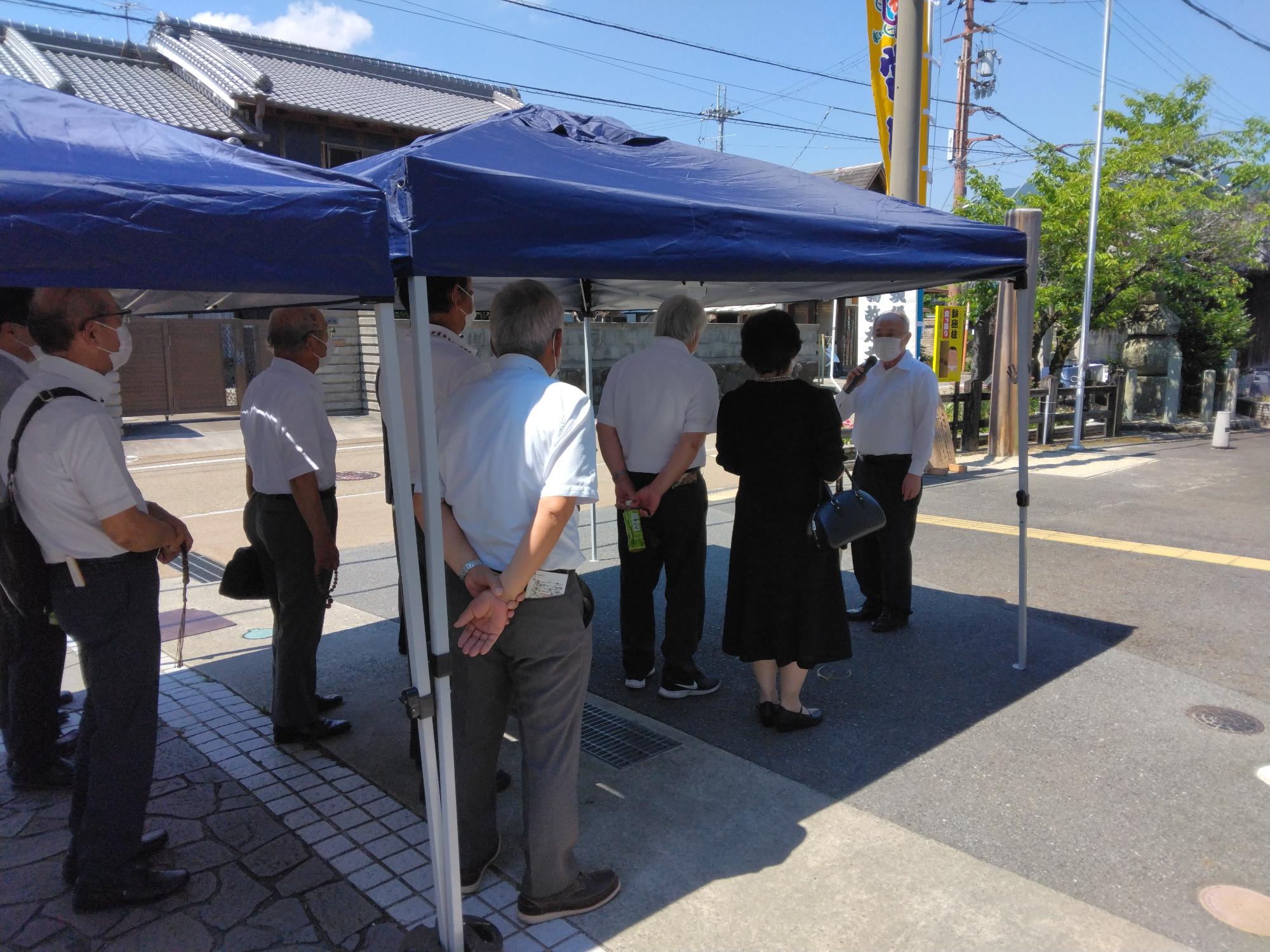 相撲館「けはや座」前で挨拶する市長