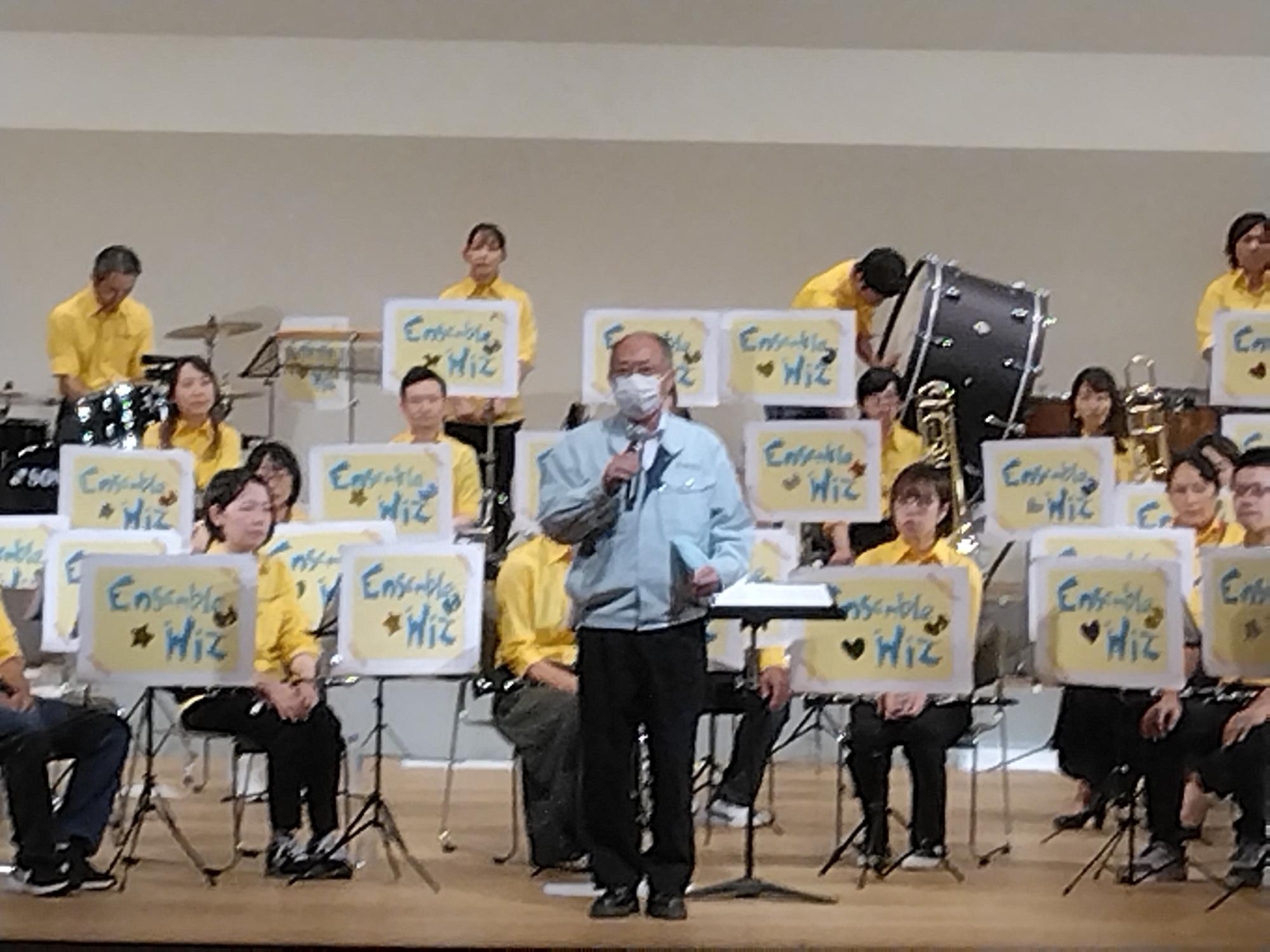 夕涼みコンサートで挨拶する市長