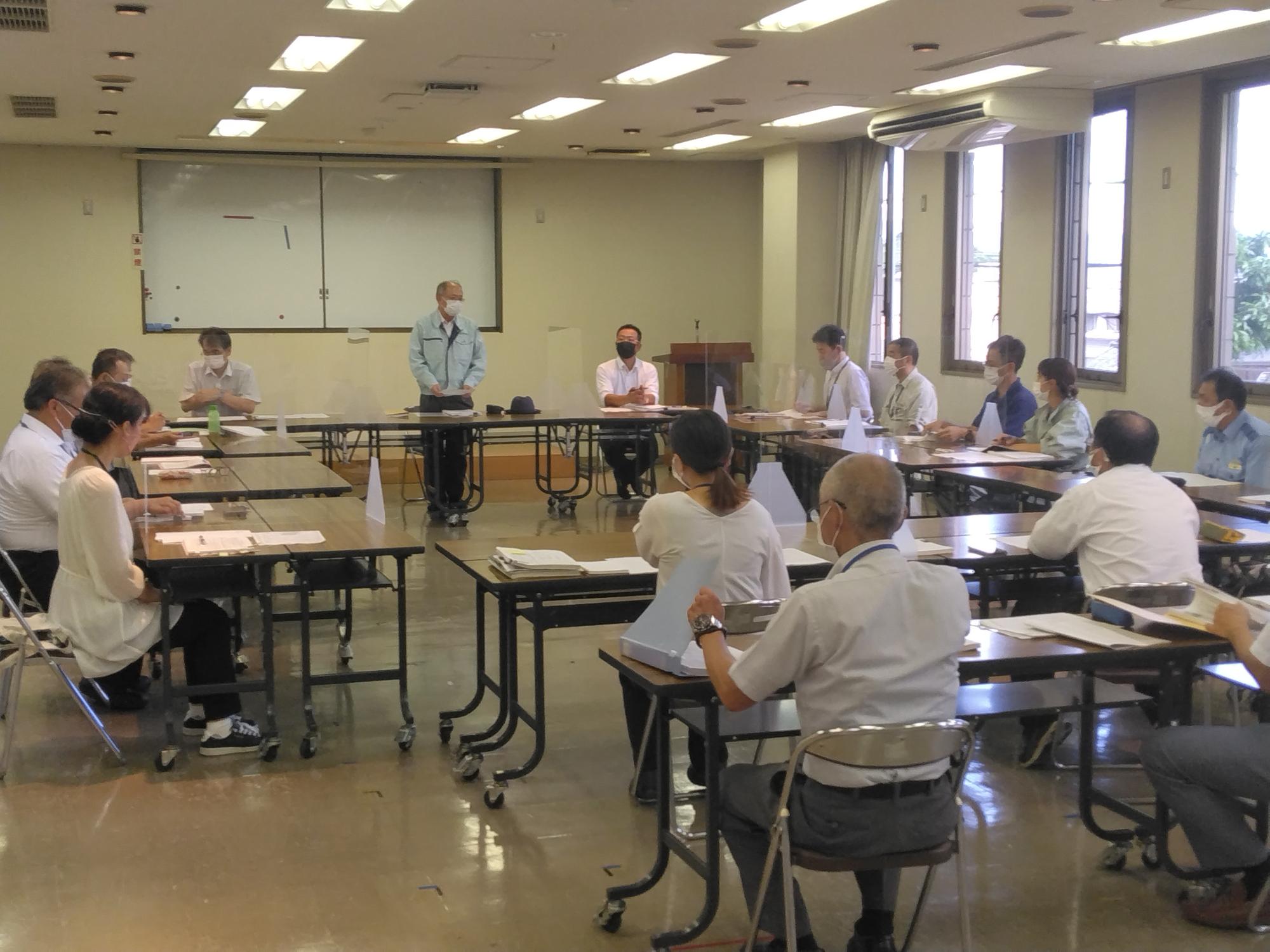 當麻文化会館研修室で行われた通学路安全合同会議の様子