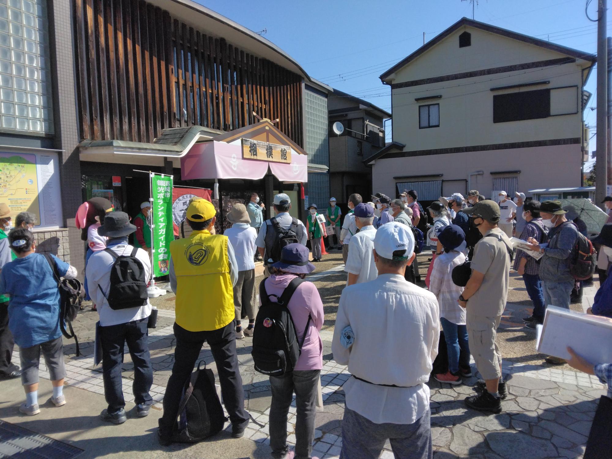 リレーウォーク出発式で挨拶する市長