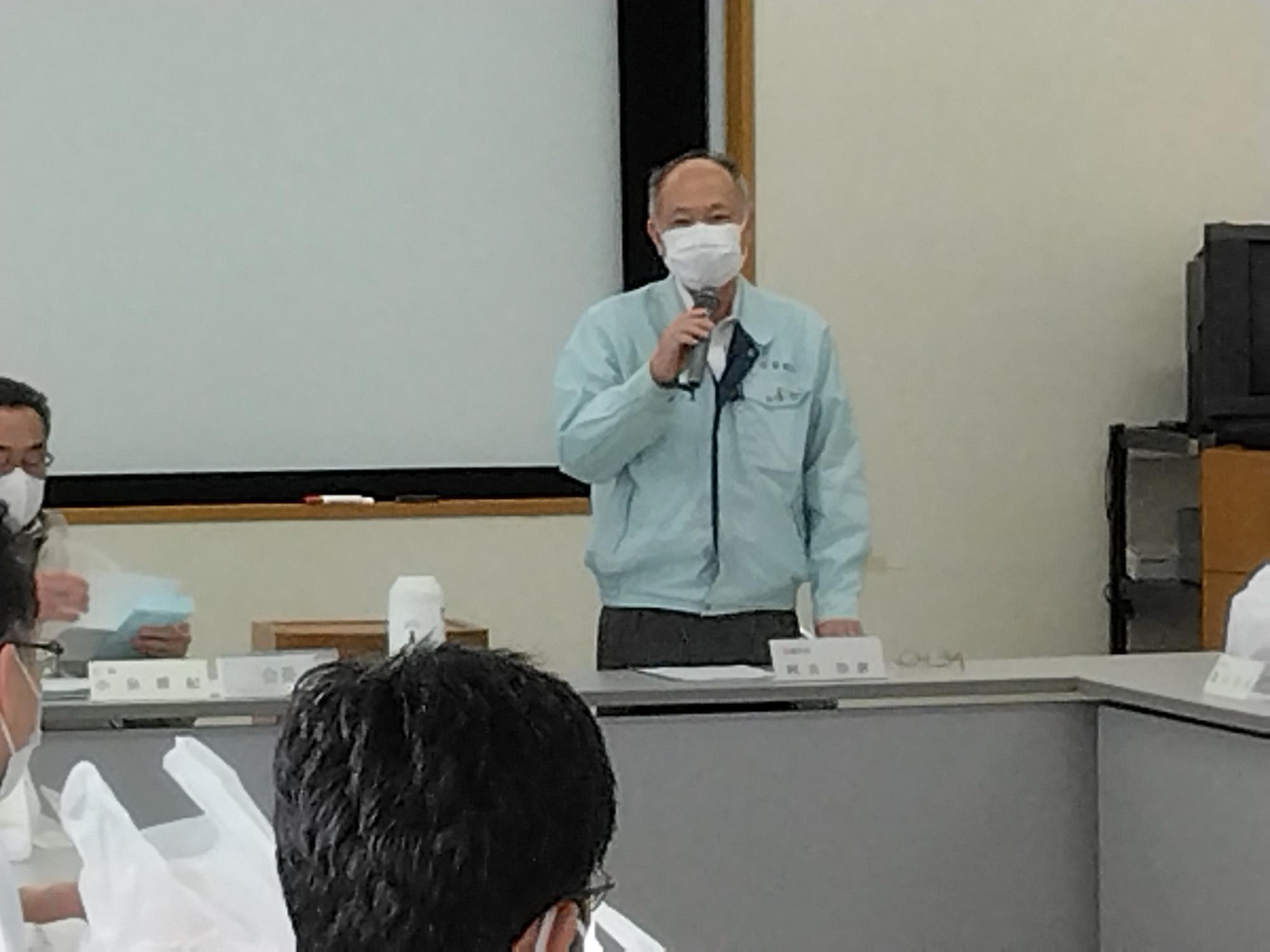 保健事業検討会議定例会で挨拶する市長