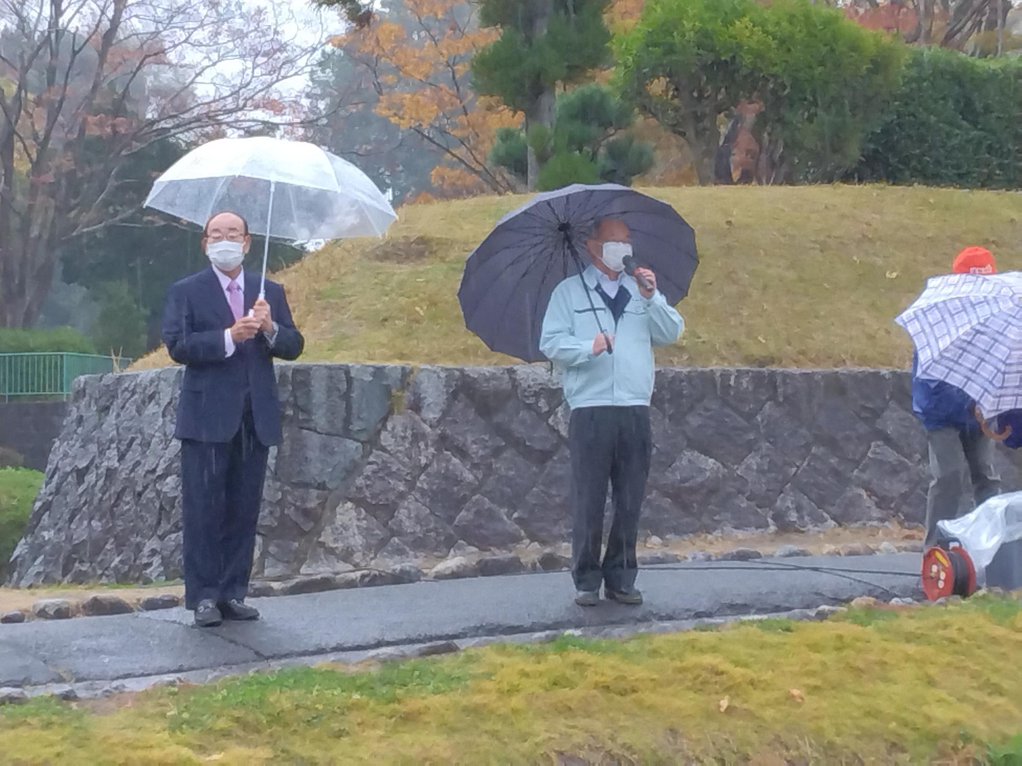 葛城山麓ウォーク開会式で挨拶する市長