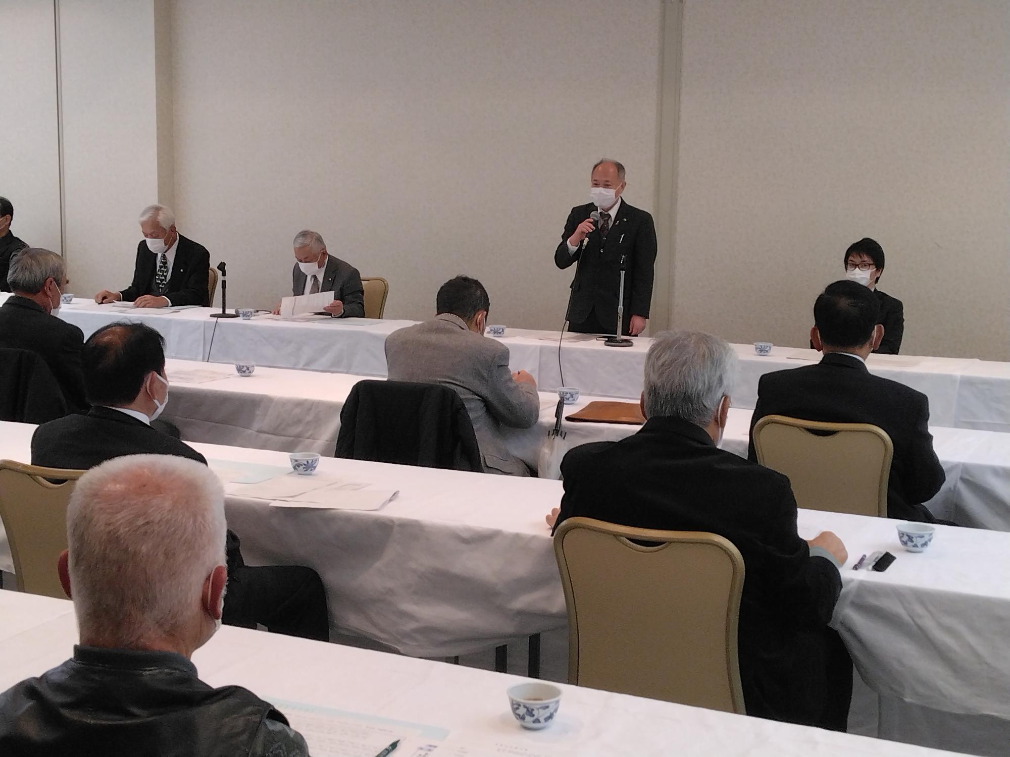 区長会で挨拶する市長