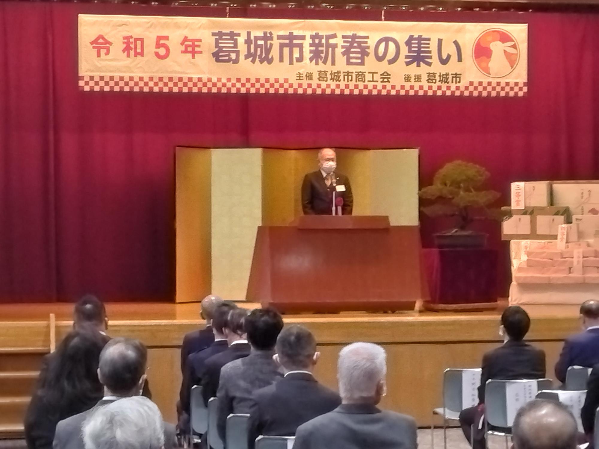 葛城市商工会新春の集いで挨拶する市長