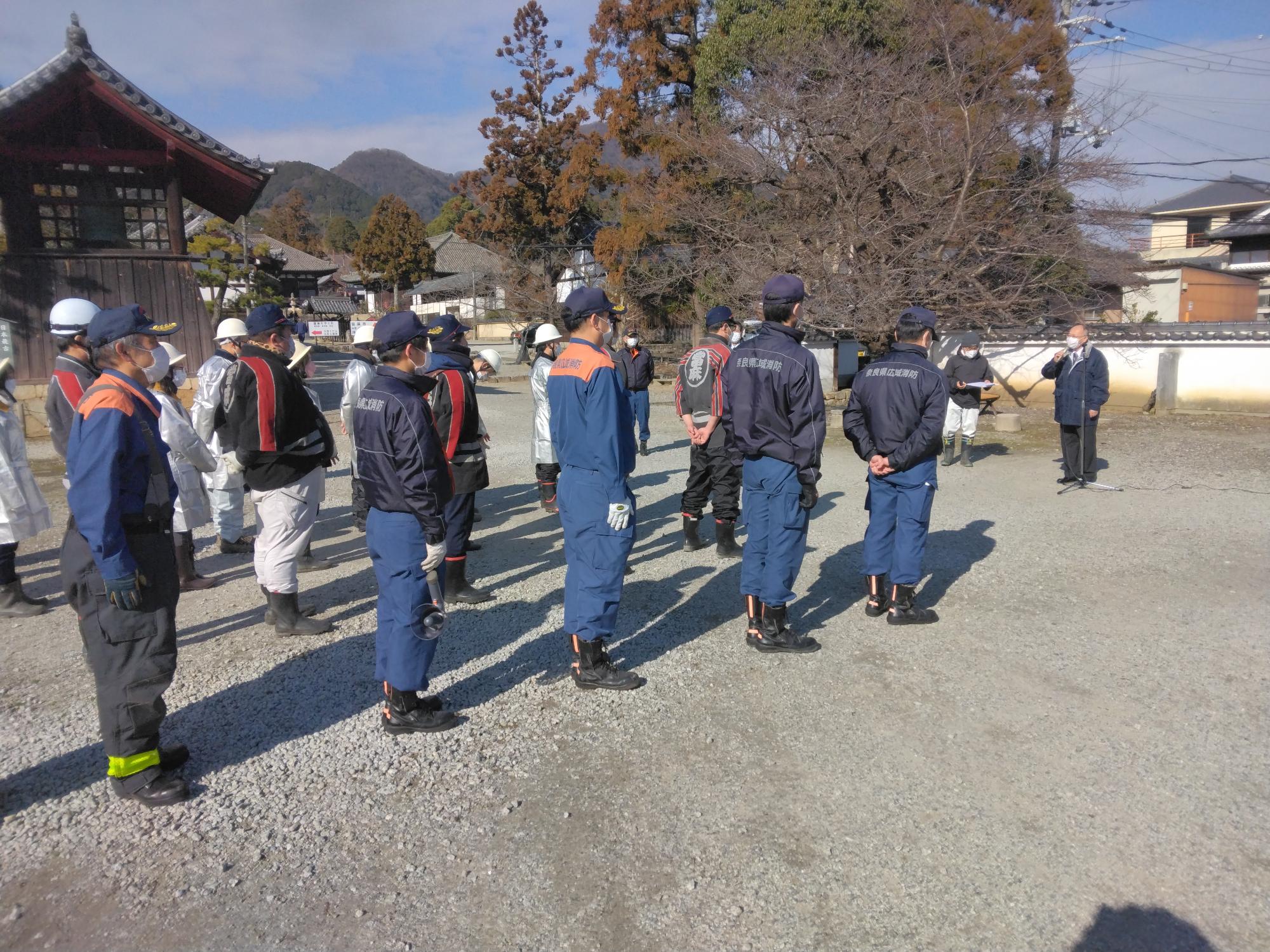 當麻寺防火訓練で挨拶する市長