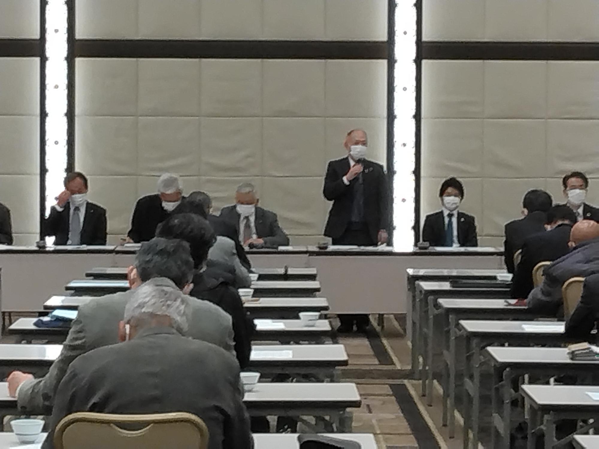 葛城市区長会で挨拶する市長