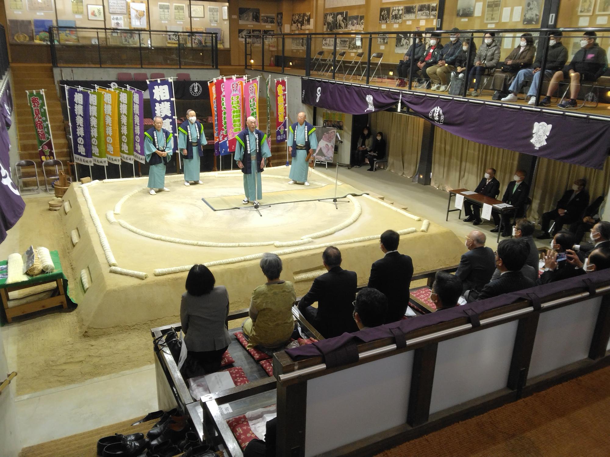 相撲館で行われたけはや相撲甚句会の甚句披露