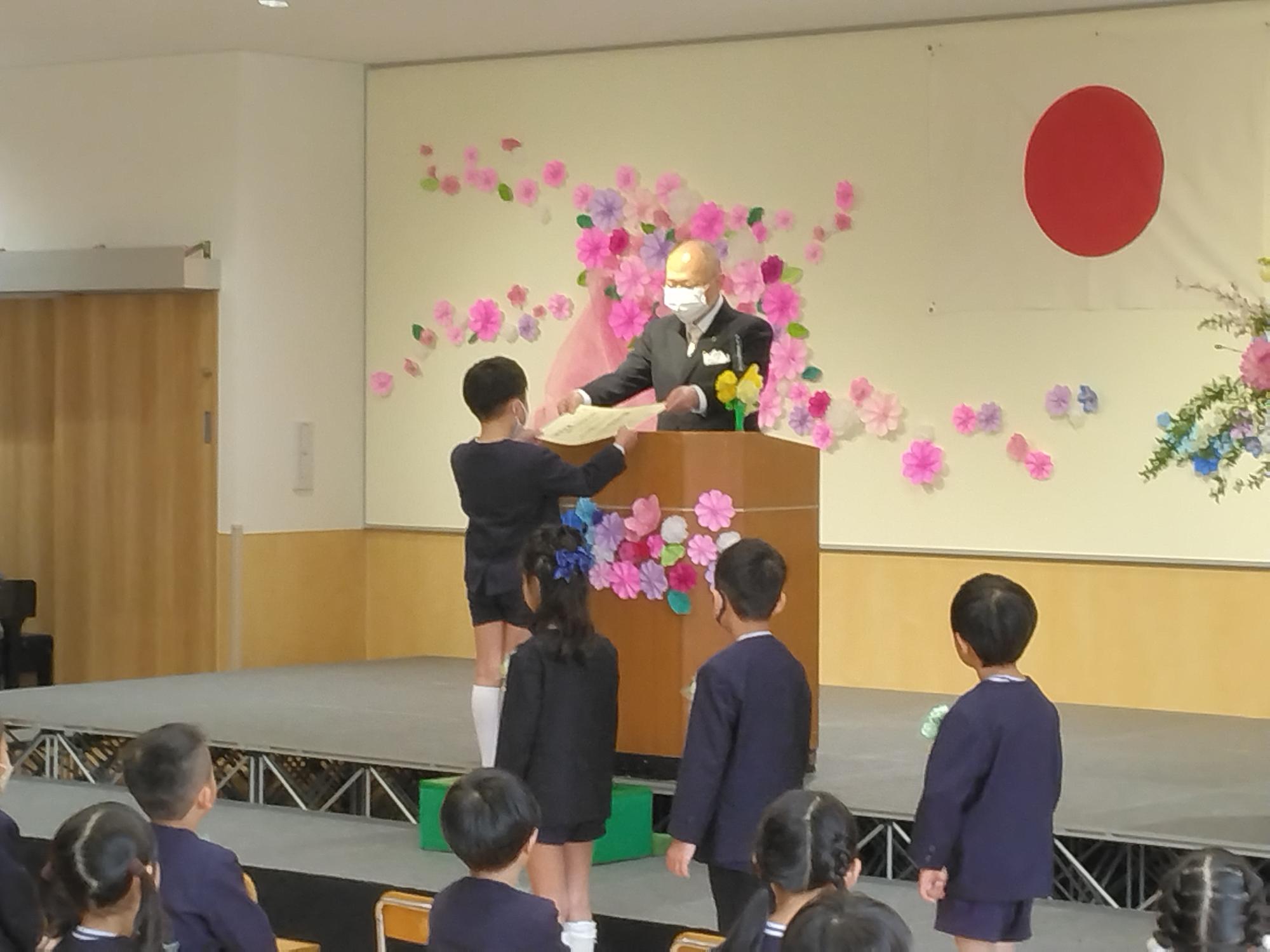 磐城認定こども園卒園式で修了証書を渡している様子