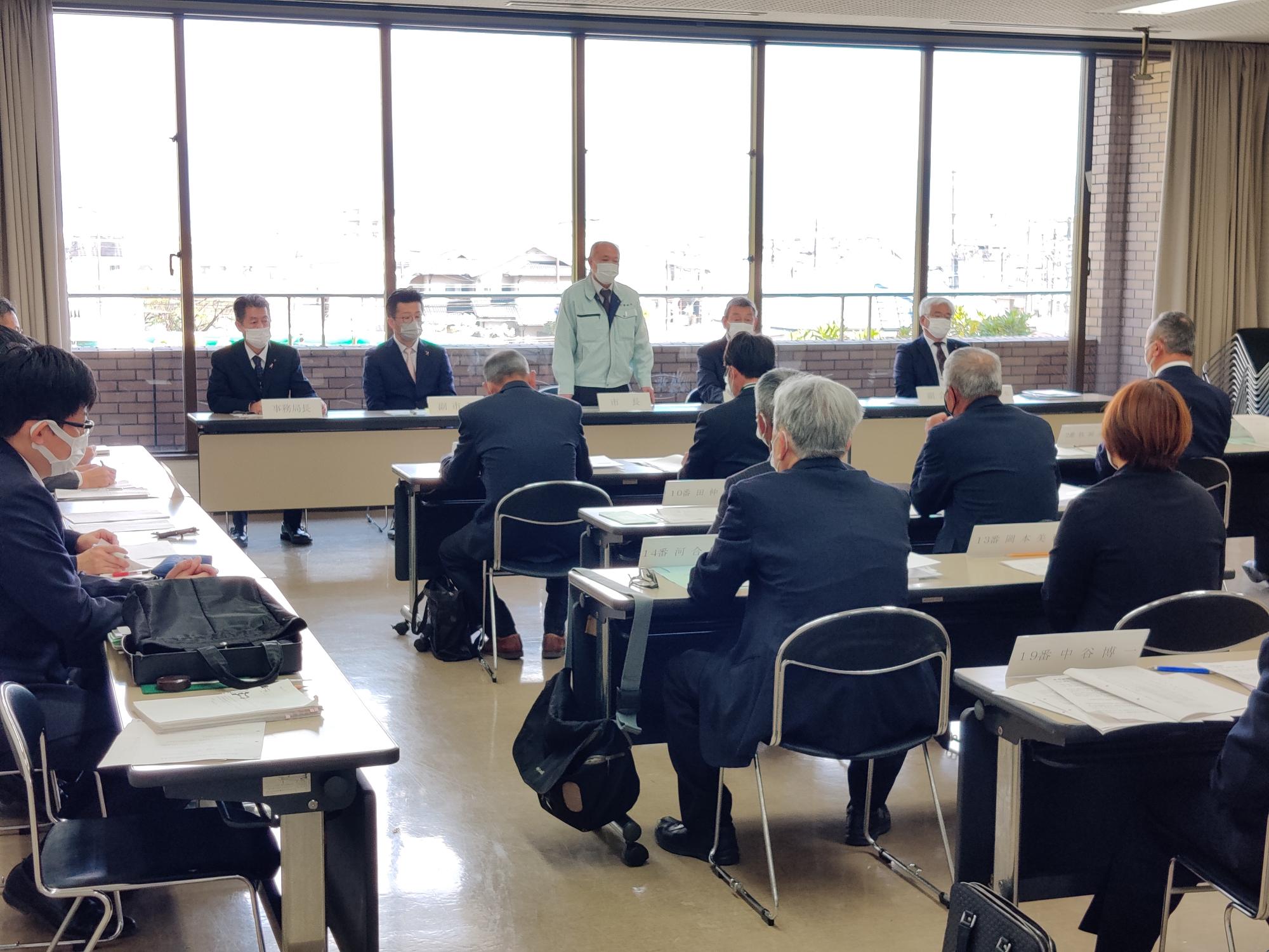 農業委員会総会で挨拶する市長