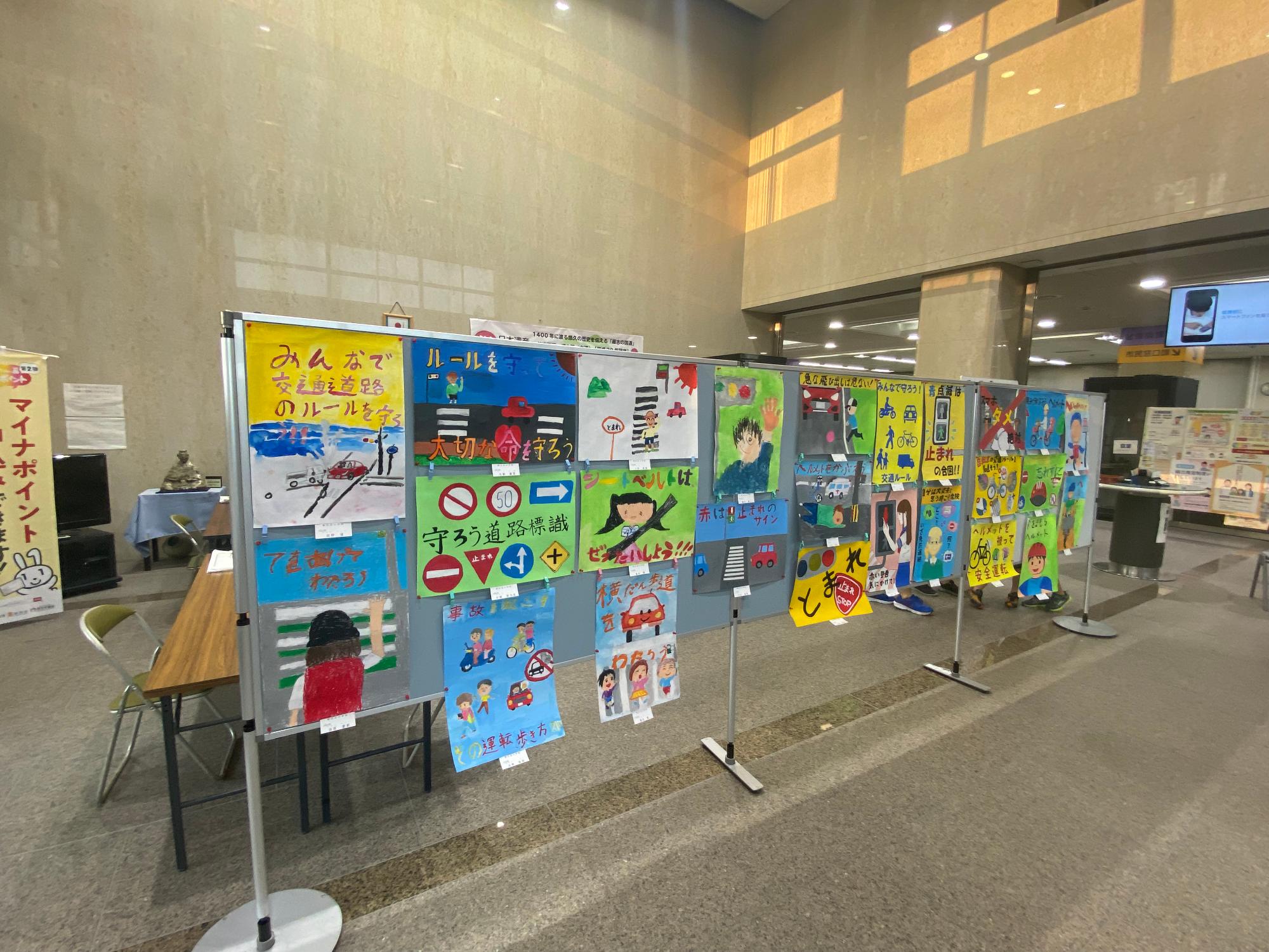 交通安全ポスター展 表彰式の様子