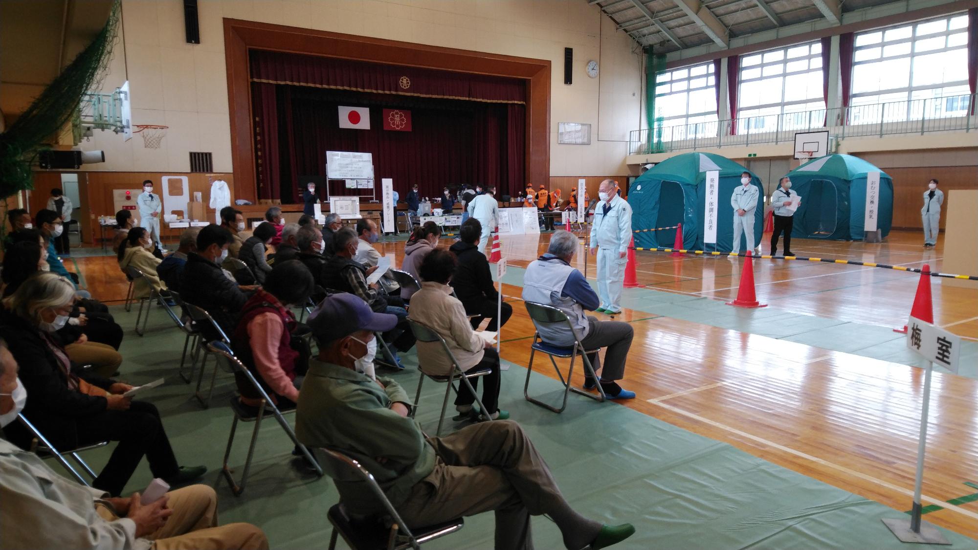 市民参加型避難運営訓練で市長が挨拶している様子