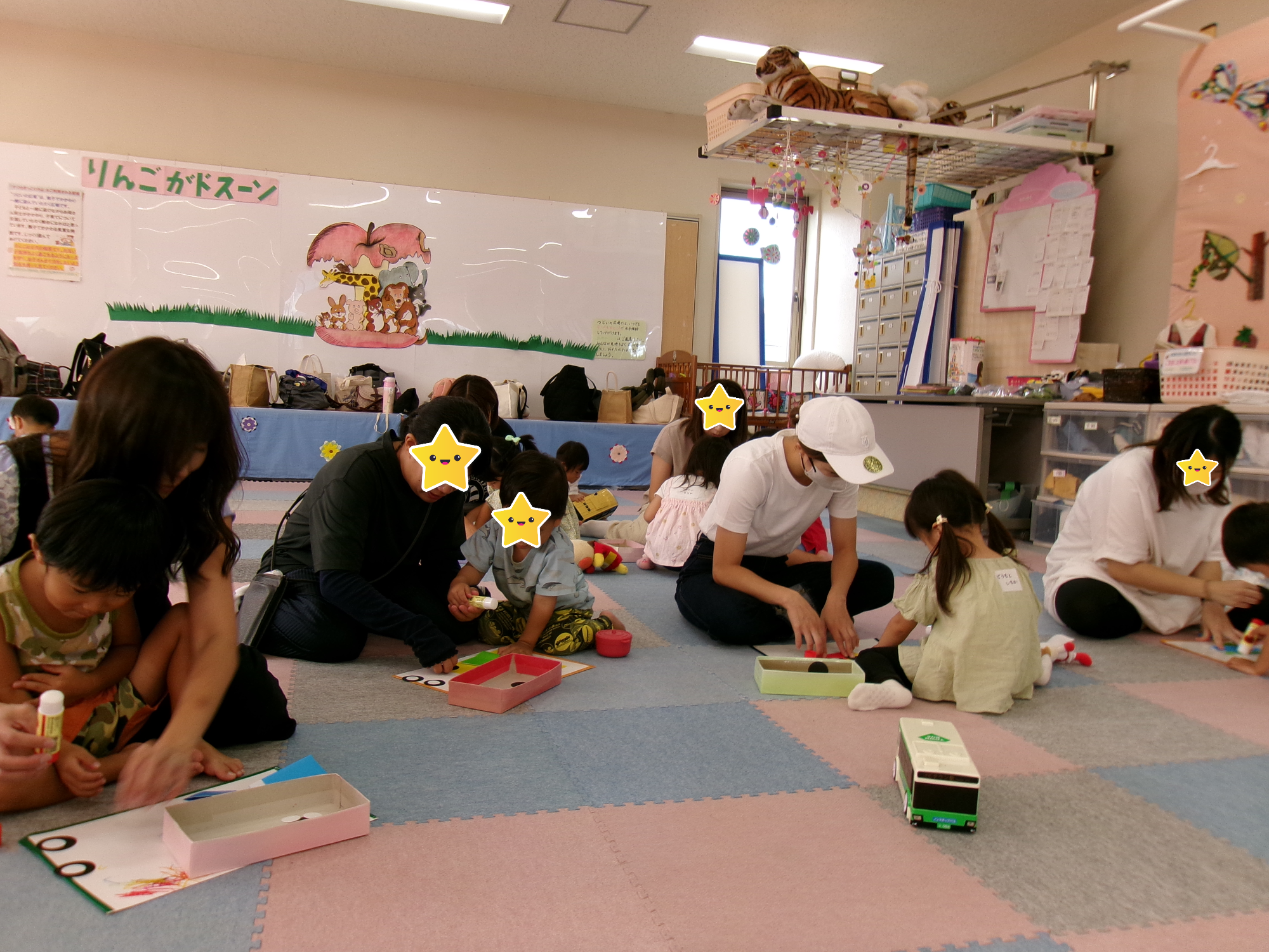 折り紙あそびの様子