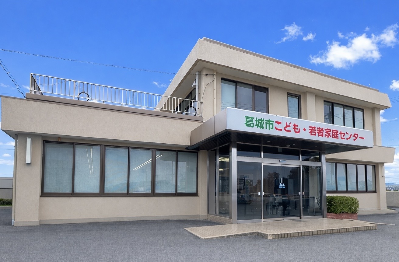 白を基調とした2階建て施設の正面からの写真