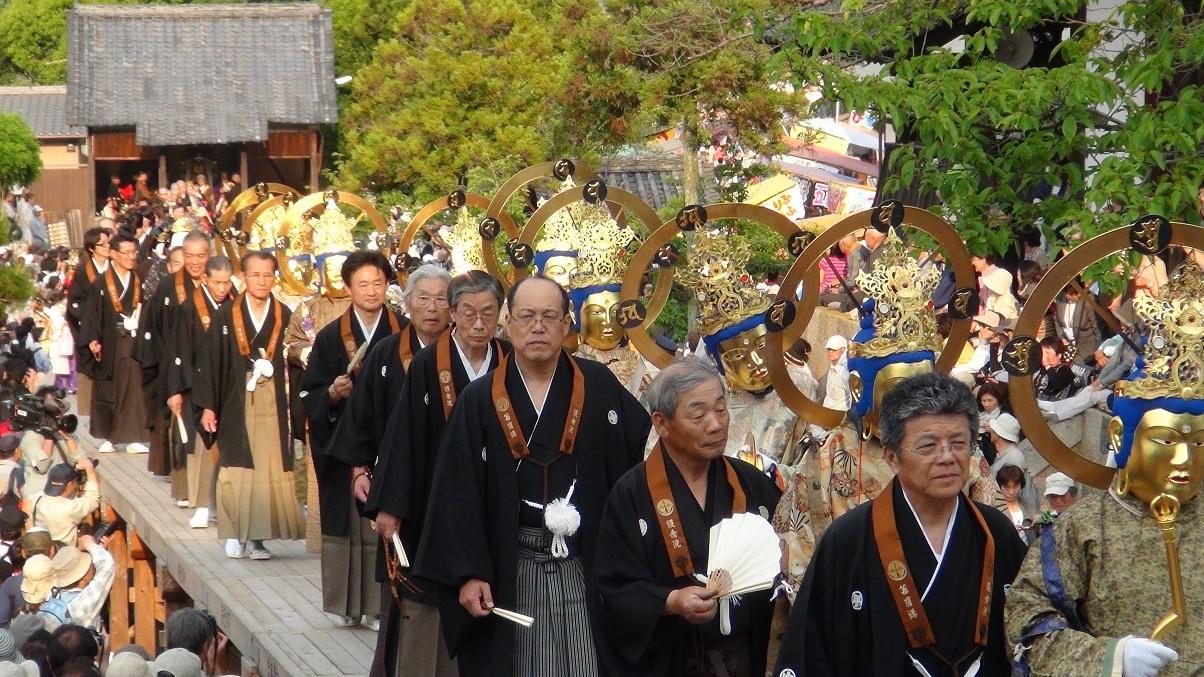 掛け橋の上をたくさんの人々が歩いていく様子の写真