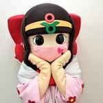 頬に両手を添えるマスク姿の蓮花ちゃんの上半身写真